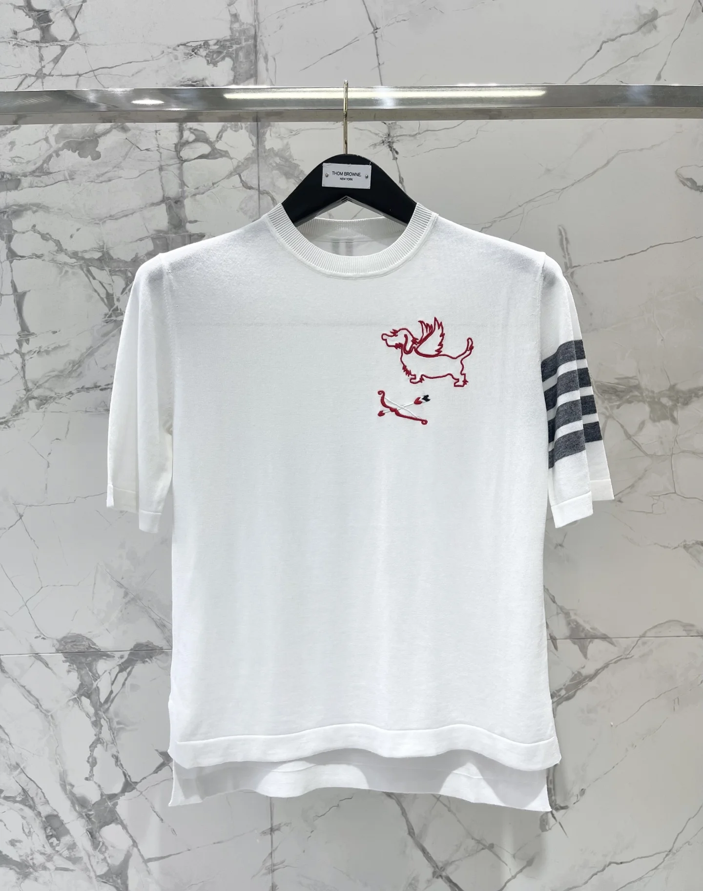 Белая футболка Thom Browne с красной вышивкой - изображение 1