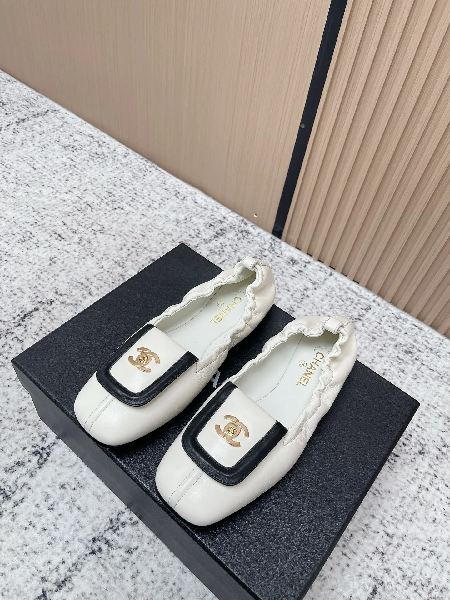 Белые женские балетки Chanel с квадратным носком - изображение 1