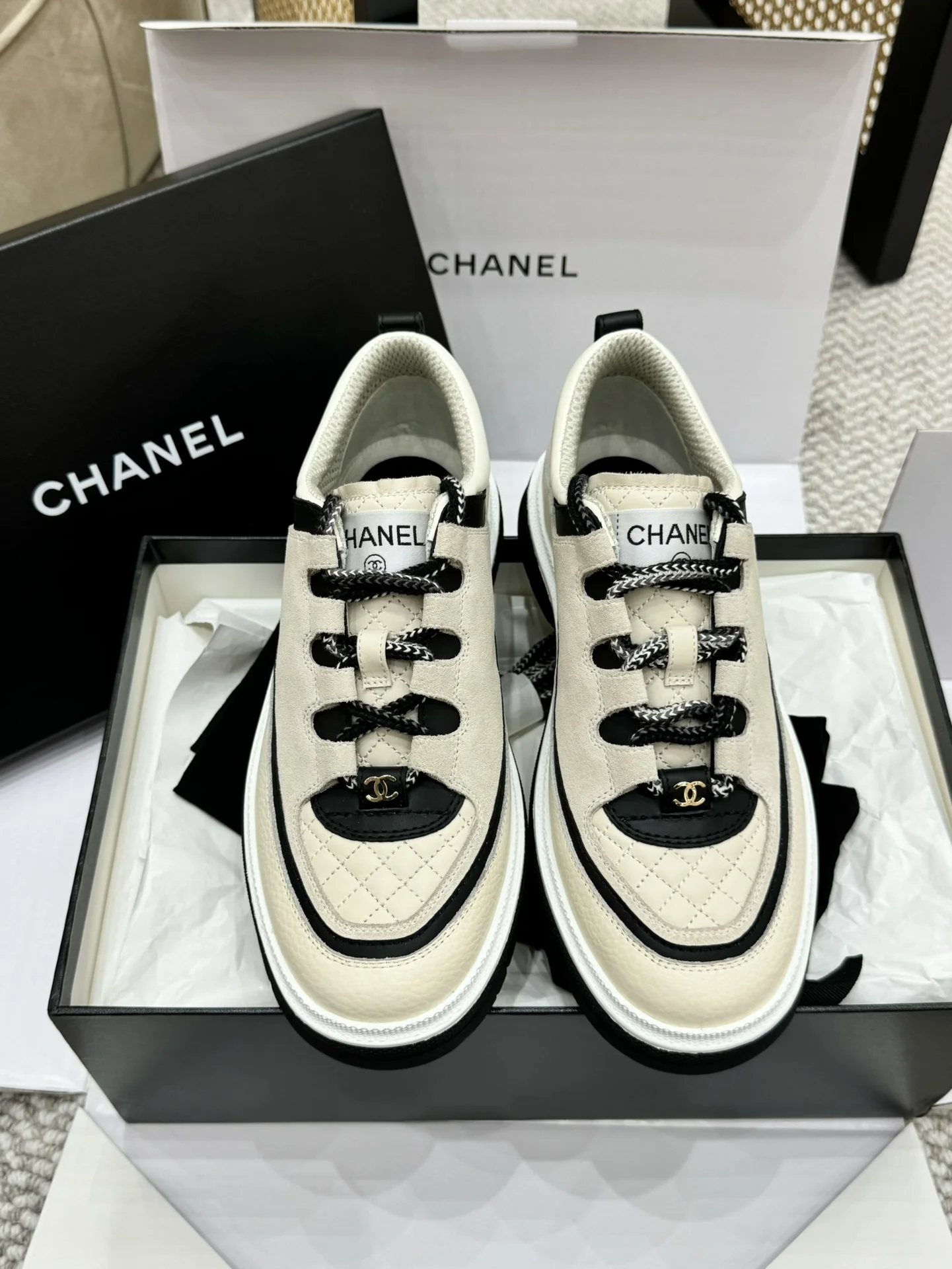 Женские кроссовки Chanel с декором рогожка - изображение 1