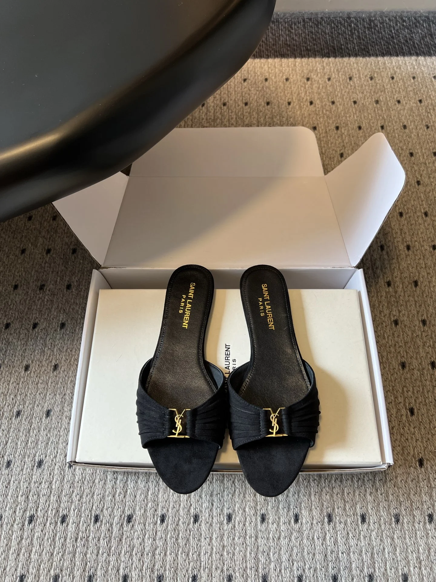 Черные замшевые босоножки с логотипом YSL