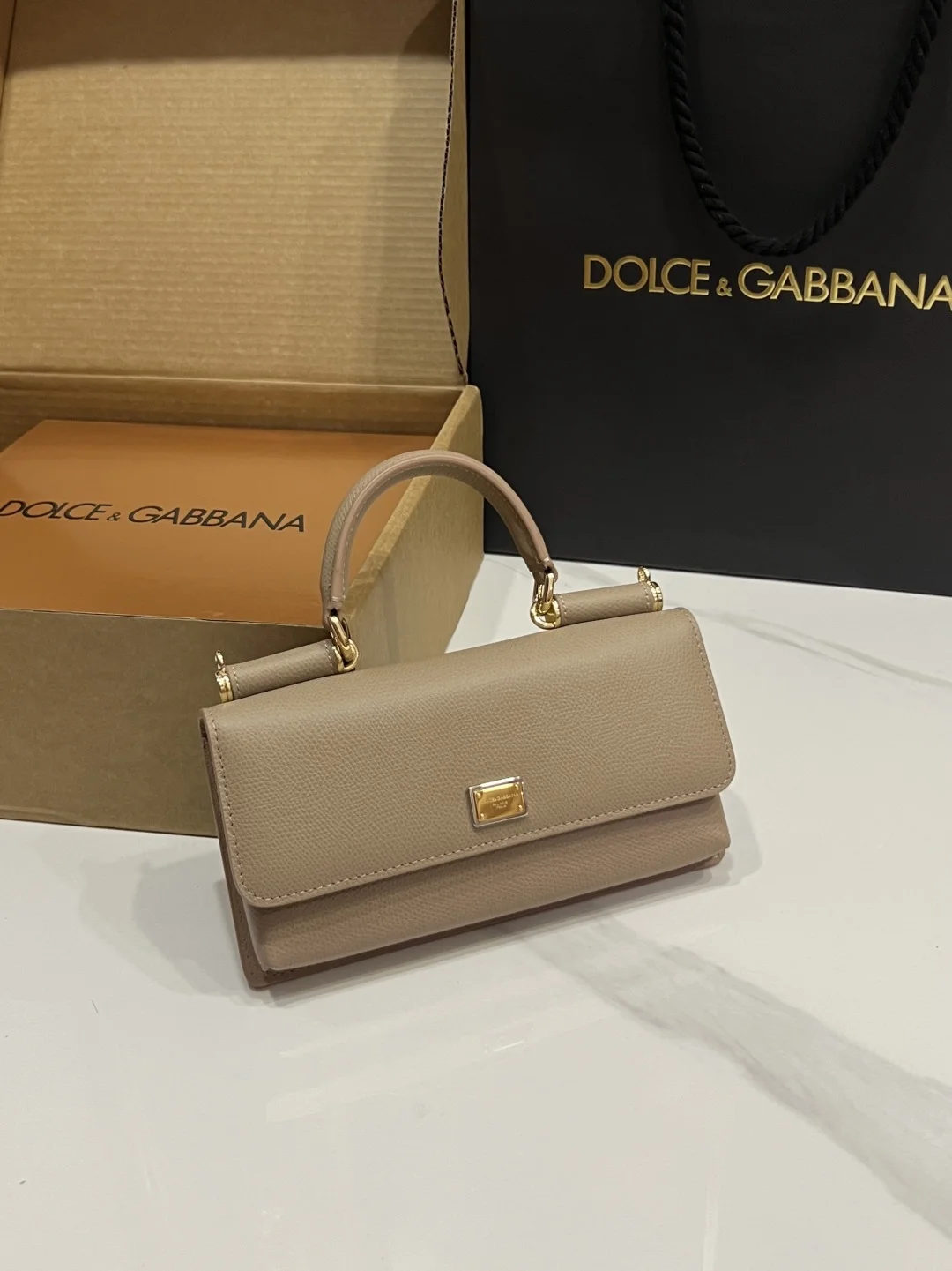 Сумка Dolce & Gabbana из натуральной кожи бежевая модель 611705