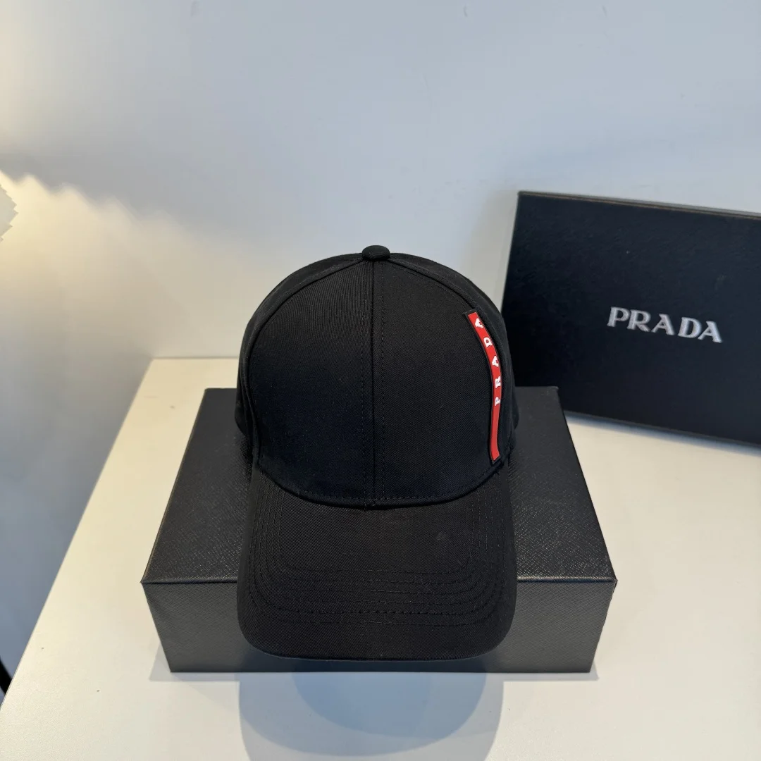 Черная бейсболка Prada с красным логотипом