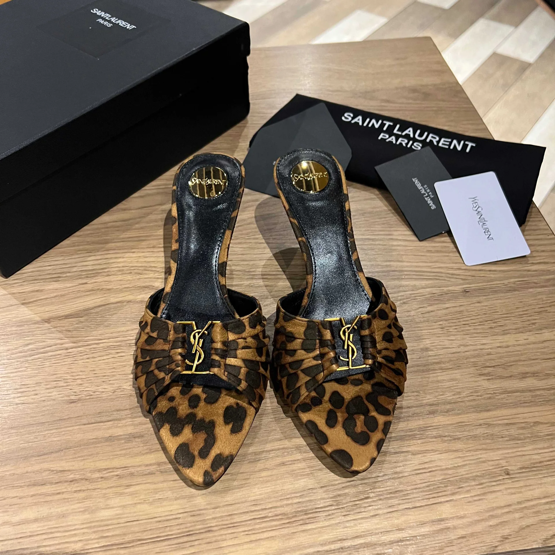 Мюли Saint Laurent с острым носком и декором YSL