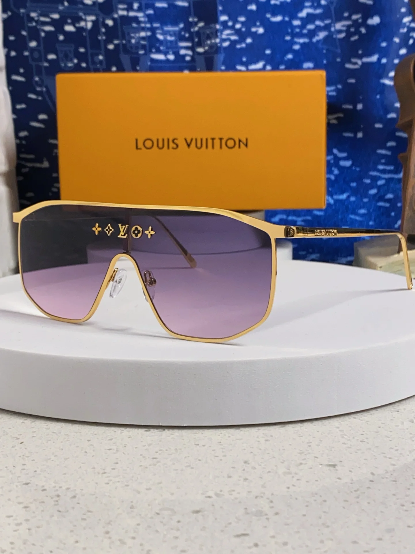 Солнцезащитные очки Louis Vuitton женские прямоугольные золотые - изображение 1