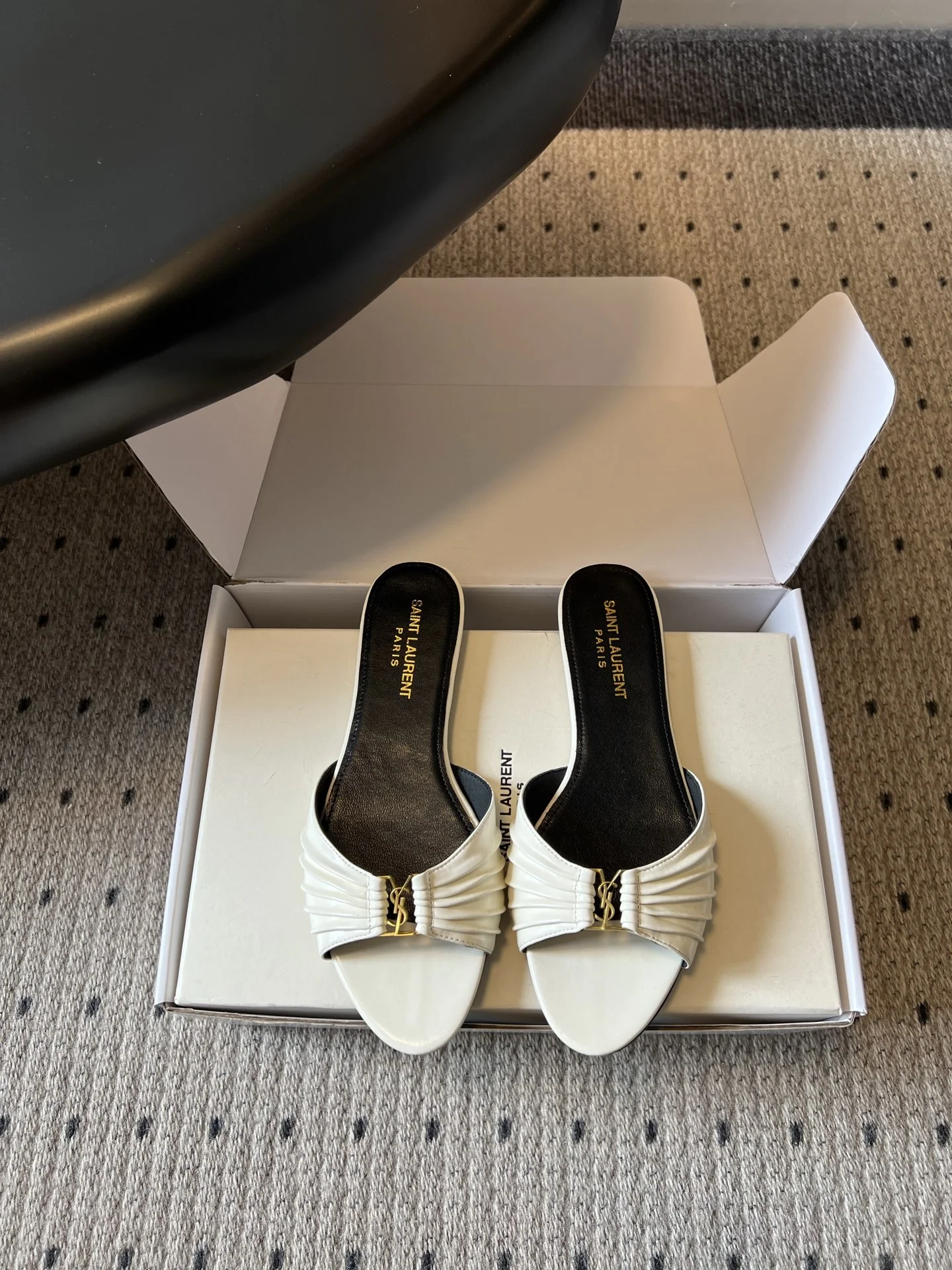 Шлепанцы Saint Laurent белые с металлизированным логотипом YSL