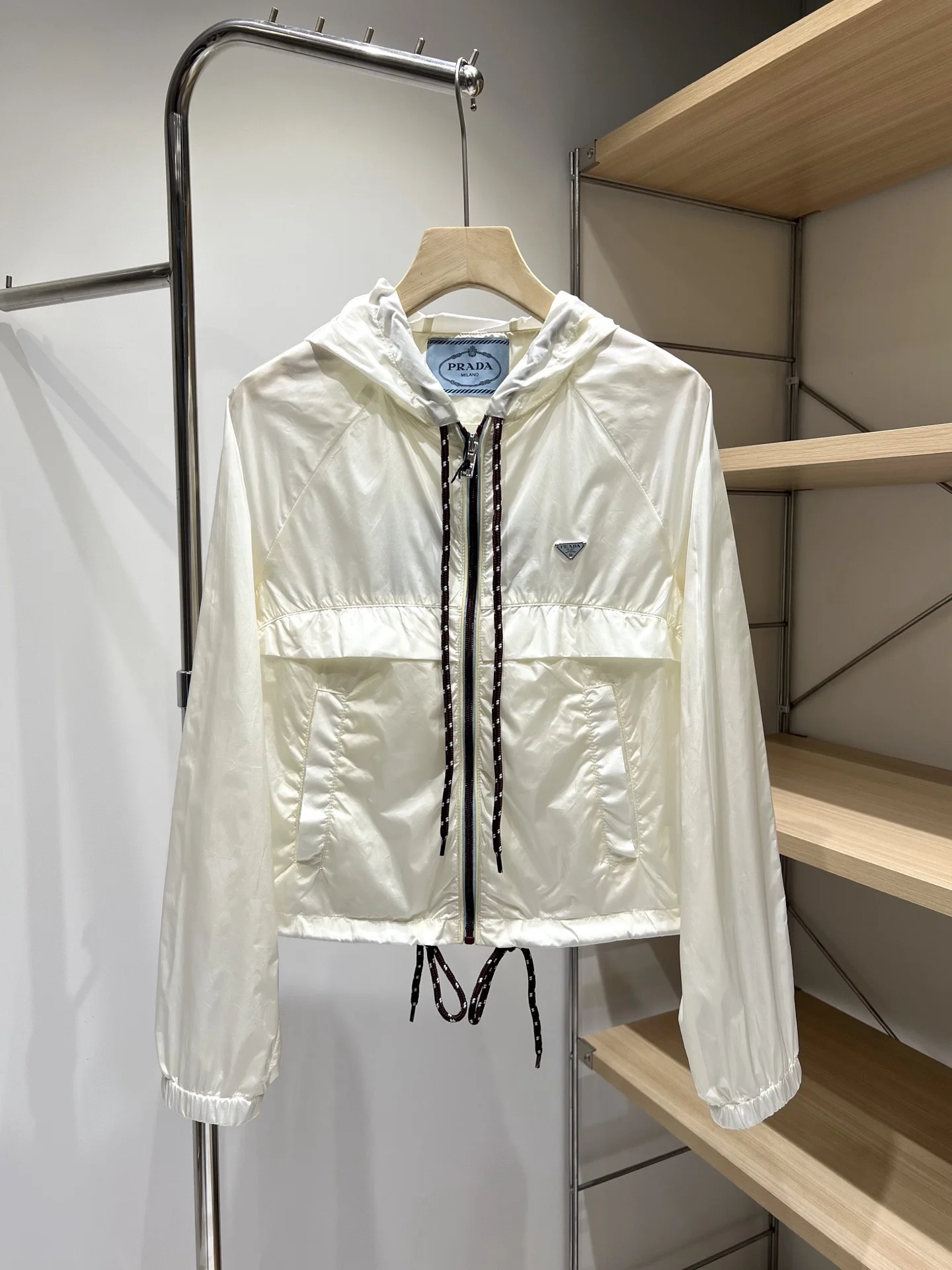 Легкая куртка Prada с капюшоном из нейлона - изображение 1