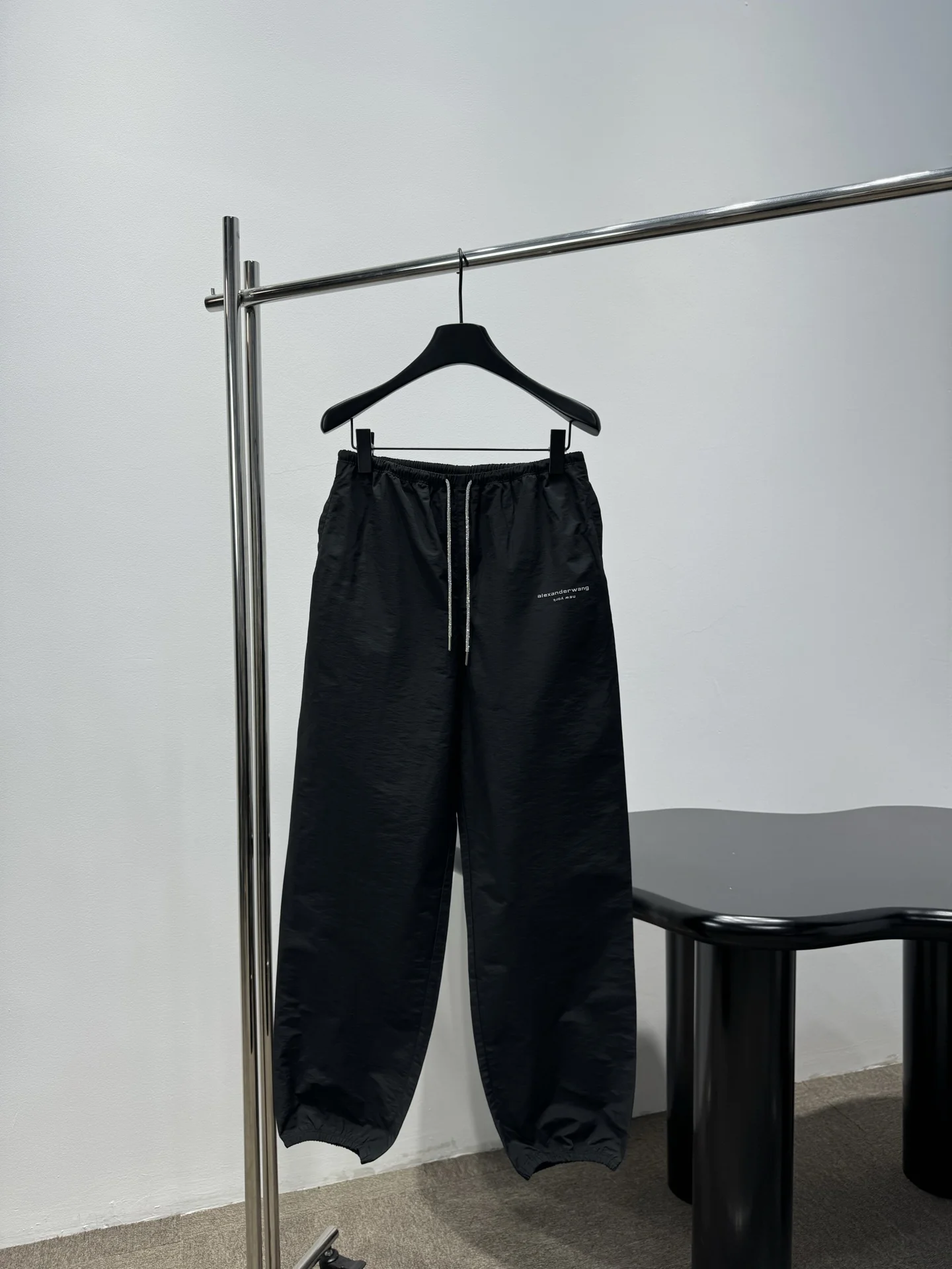 Черные брюки с логотипом Alexander Wang и декоративными шнурками