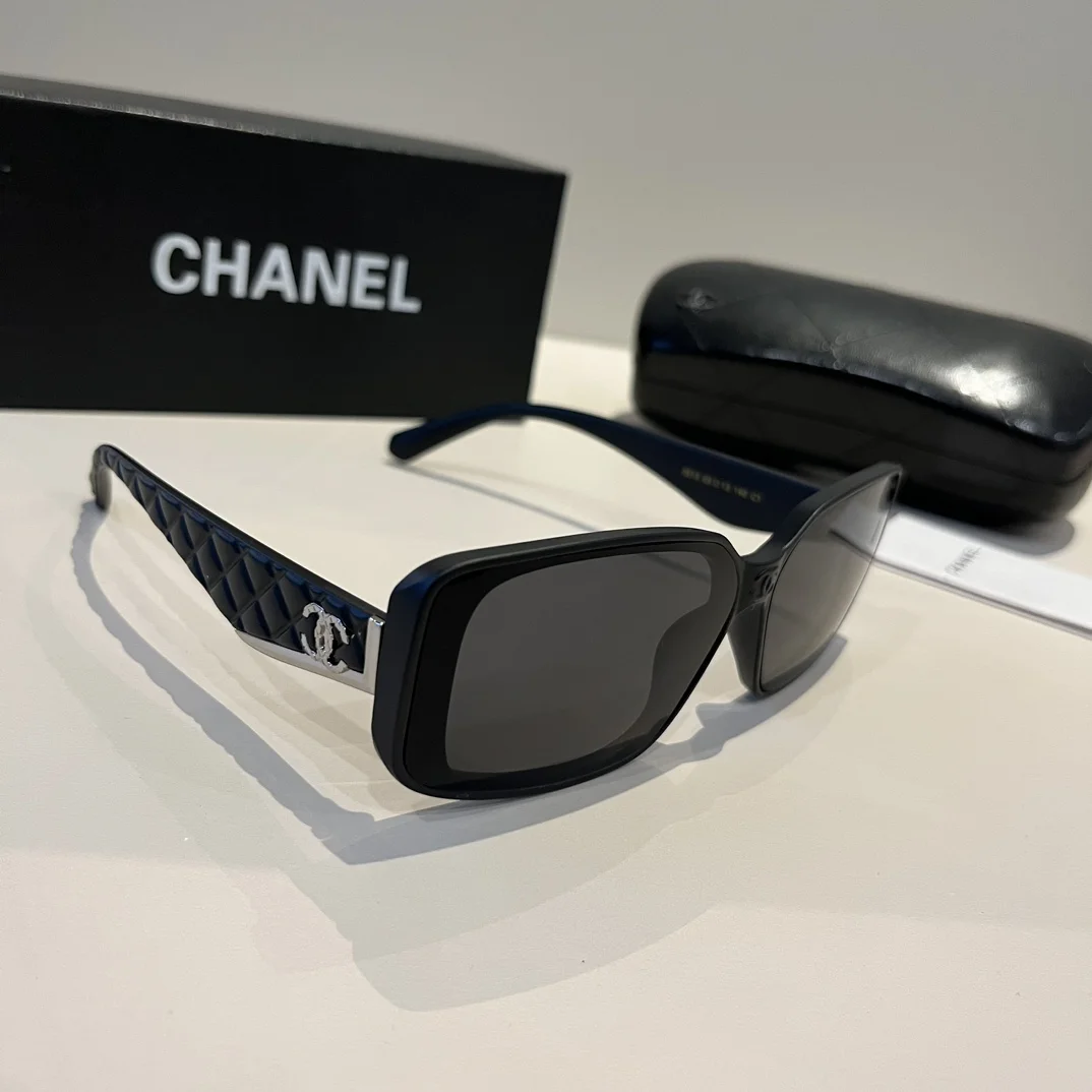 Солнцезащитные очки Chanel с квадратной оправой и узором на дужках