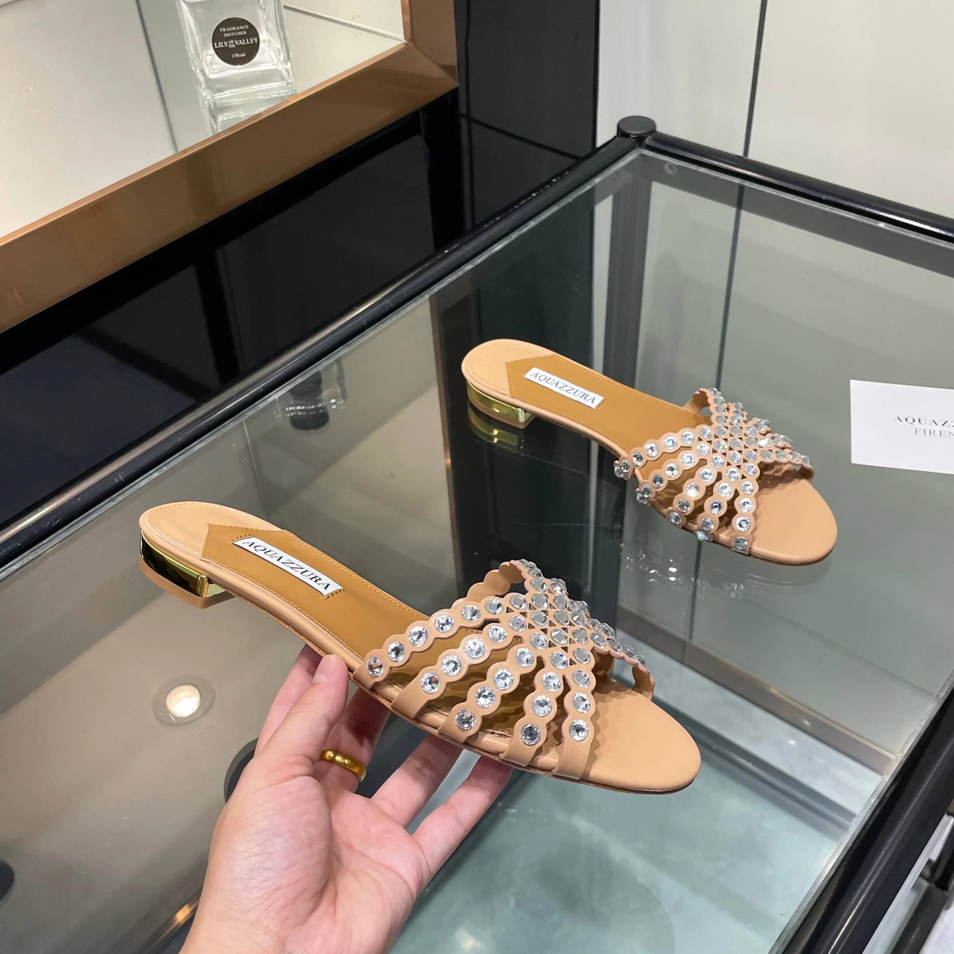 Сандалии Aquazzura бежевые со стразами - изображение 1