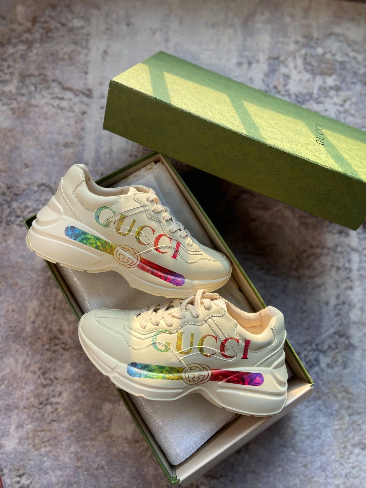 Женские кроссовки Gucci с радужным принтом на боковой части