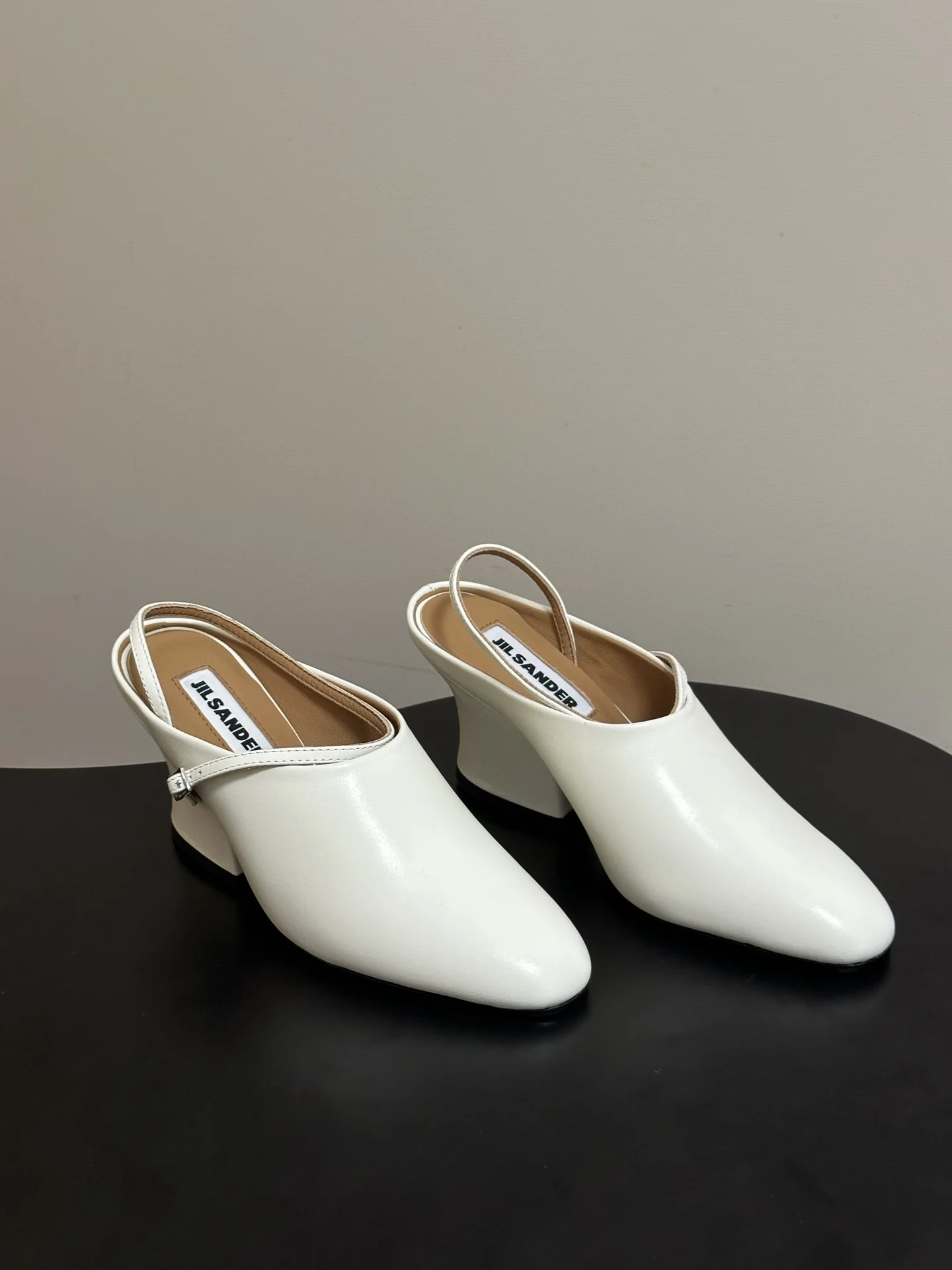 Мюли женские Jil Sander белые на среднем каблуке с пряжкой