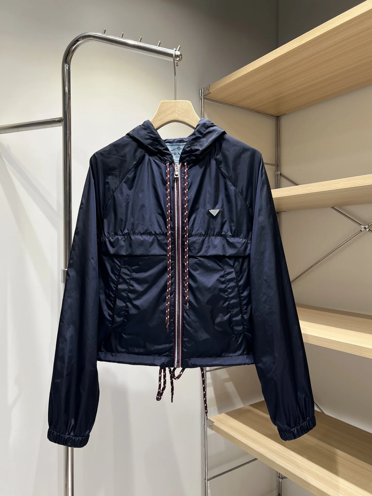 Prada Женская легкая куртка с капюшоном из регенерированного нейлона