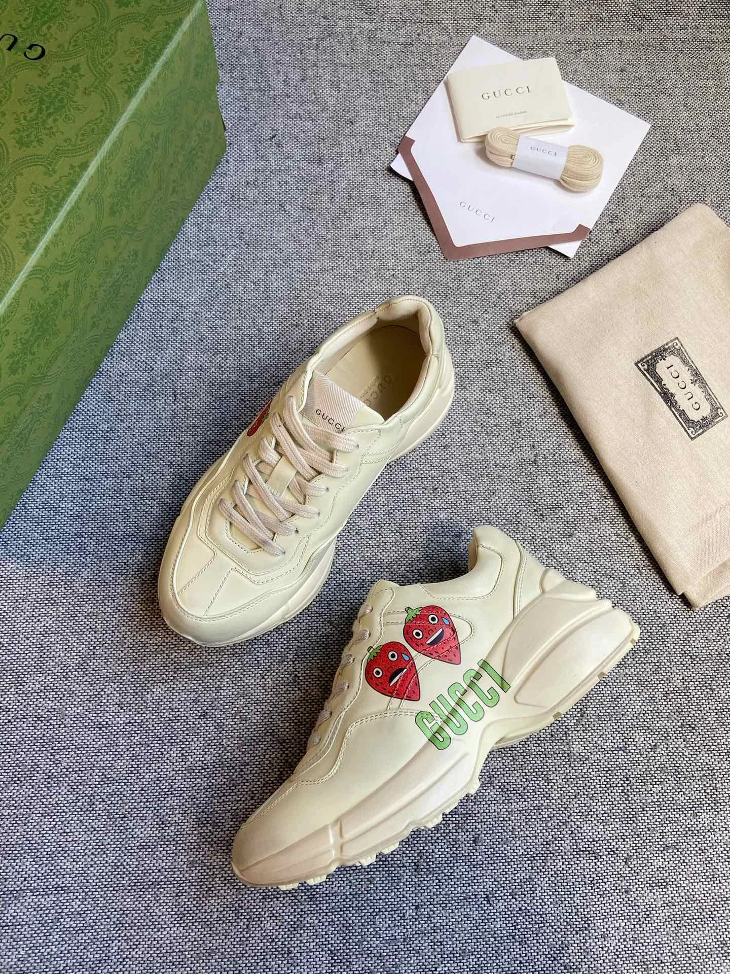 Кроссовки женские Gucci, бежевые с принтом клубники - изображение 1