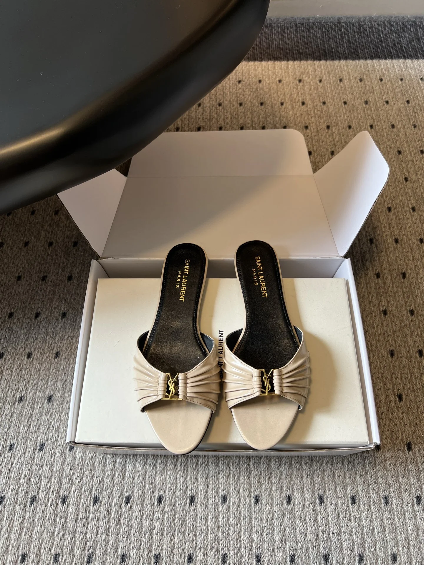 Сандалии женские Saint Laurent бежевые с логотипом YSL