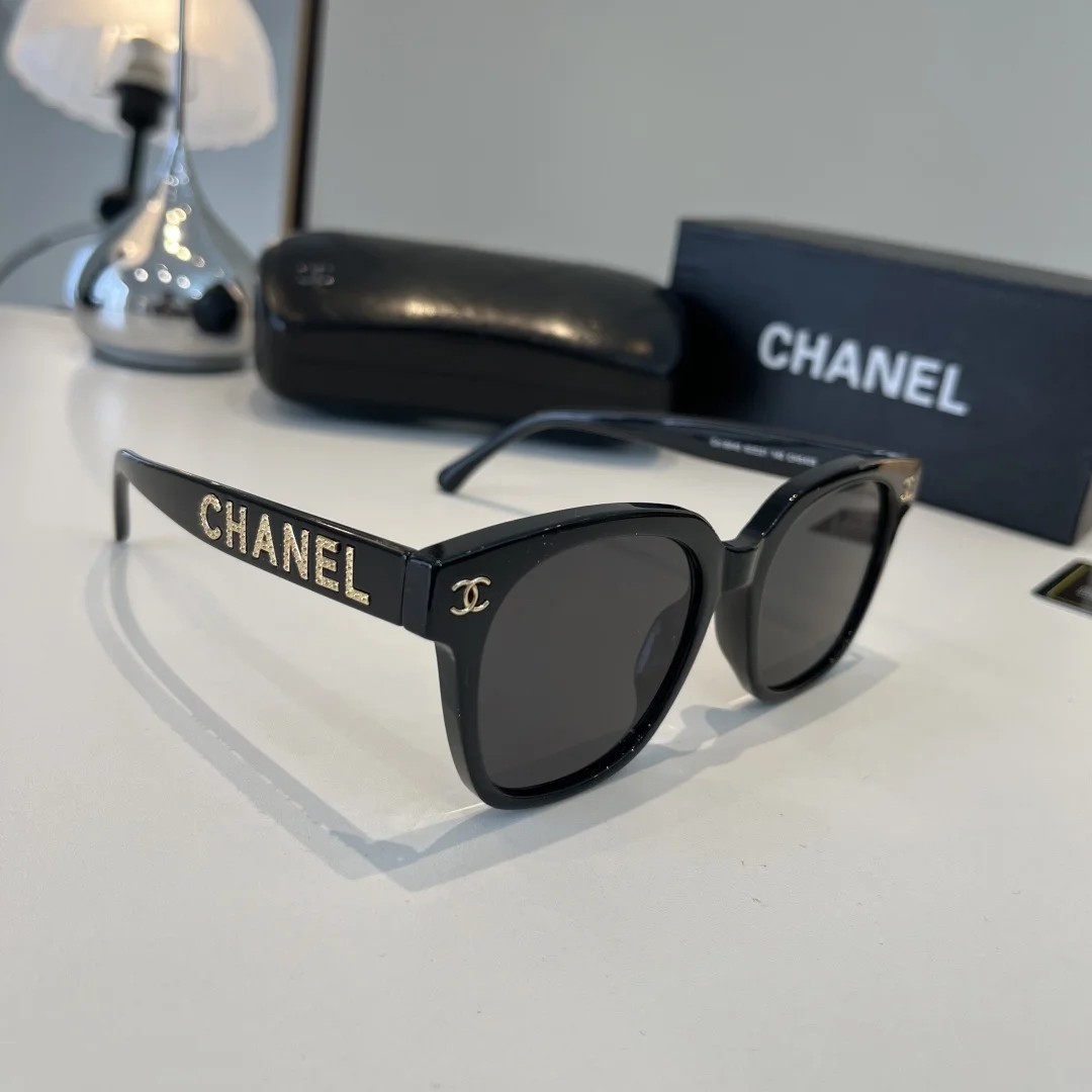 Чёрные солнцезащитные очки CHANEL с золотыми деталями и широкими дужками