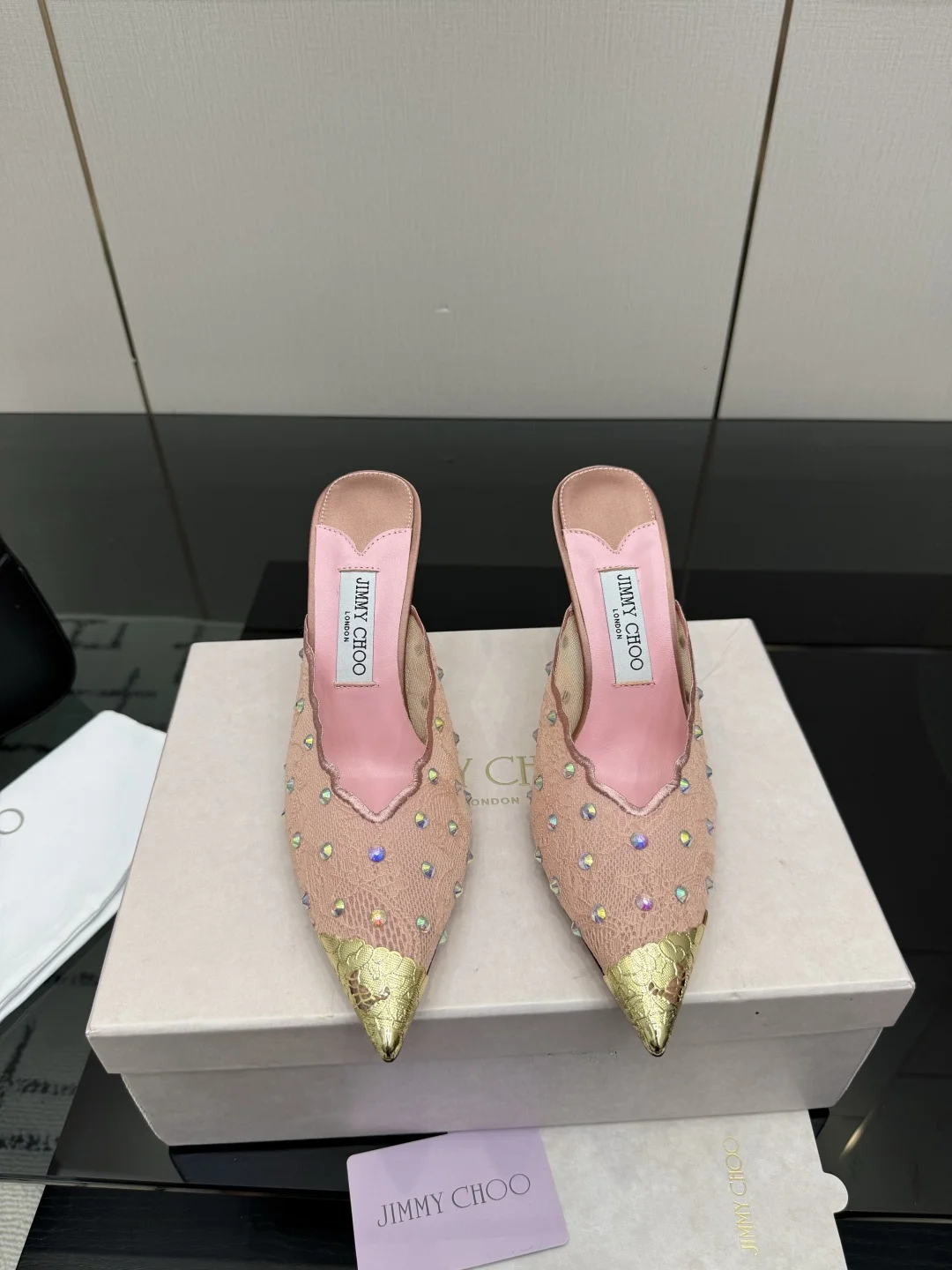 Босоножки Jimmy Choo с золотым носком и декором