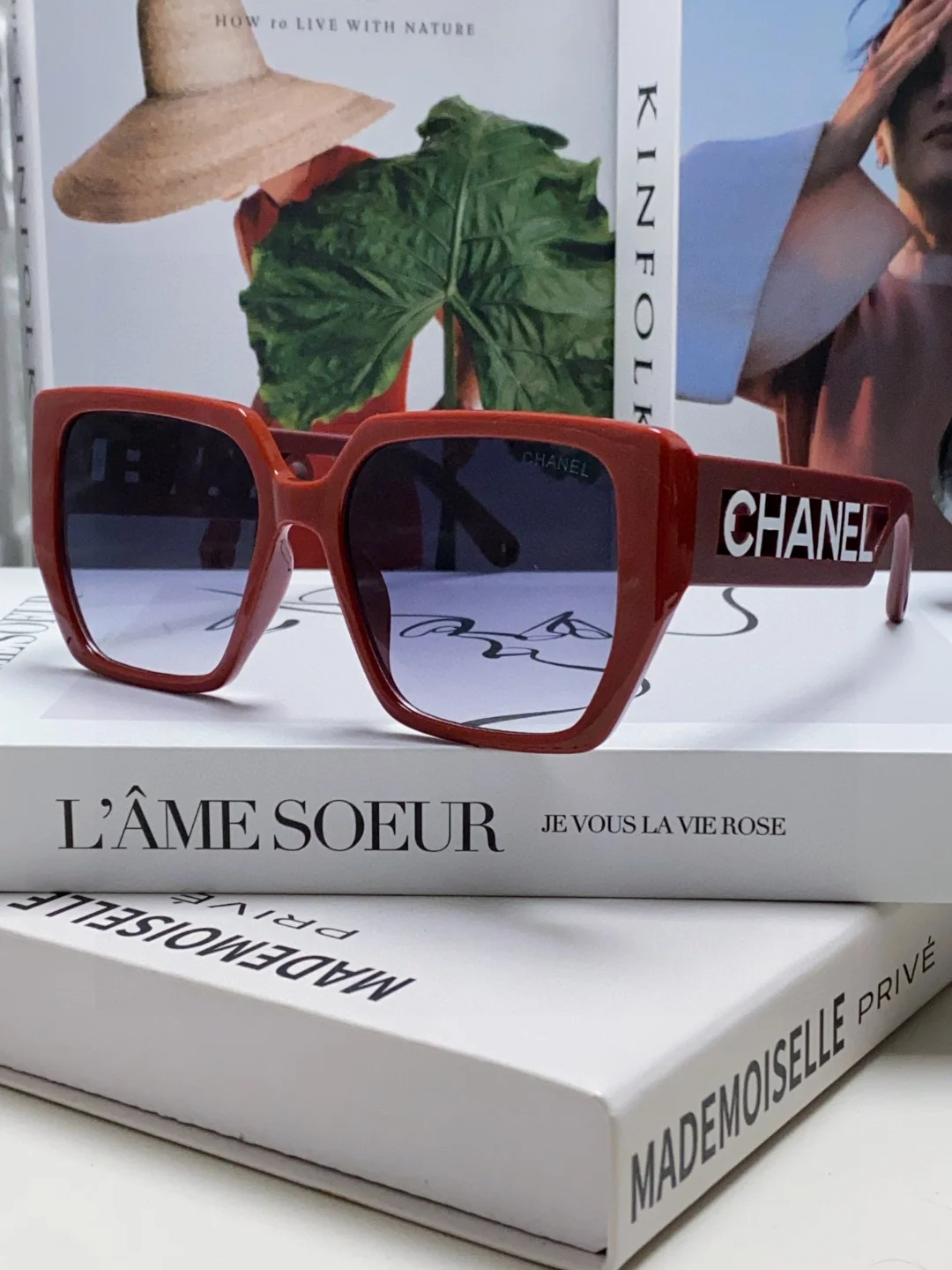 Солнцезащитные очки Chanel красного цвета с логотипом