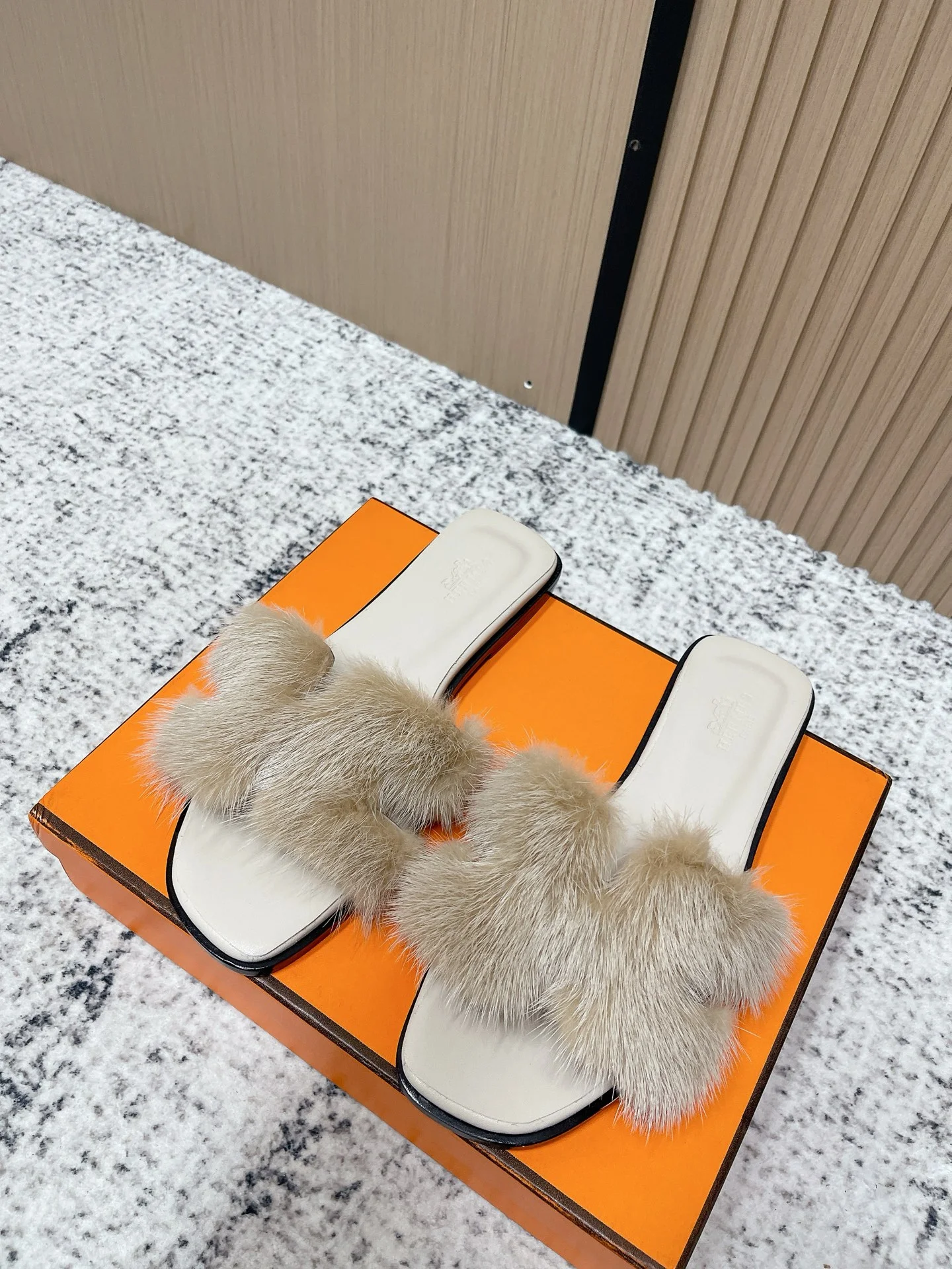 Сандалии Hermes с меховой отделкой - изображение 1