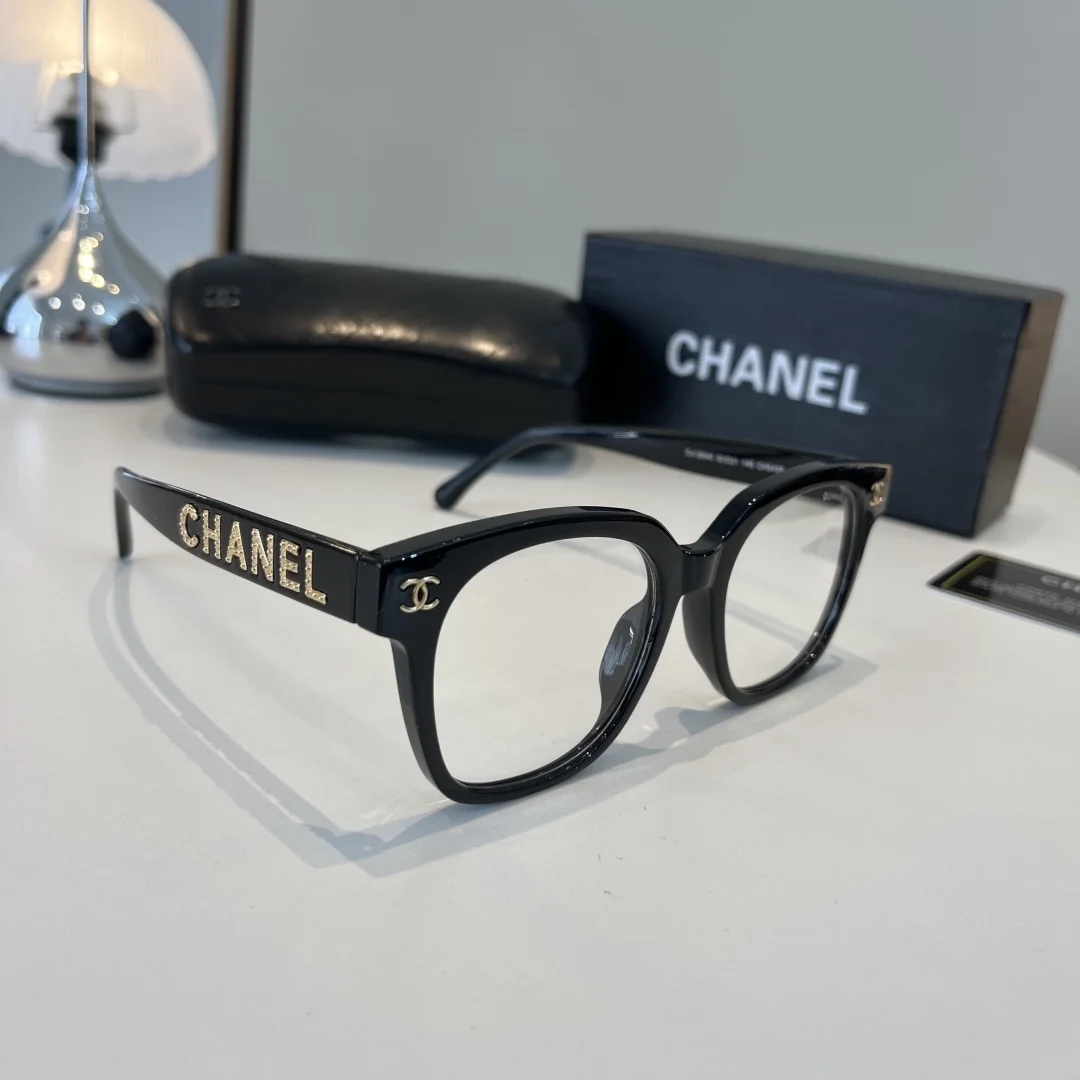 Чёрные очки Chanel с золотым декором - изображение 1
