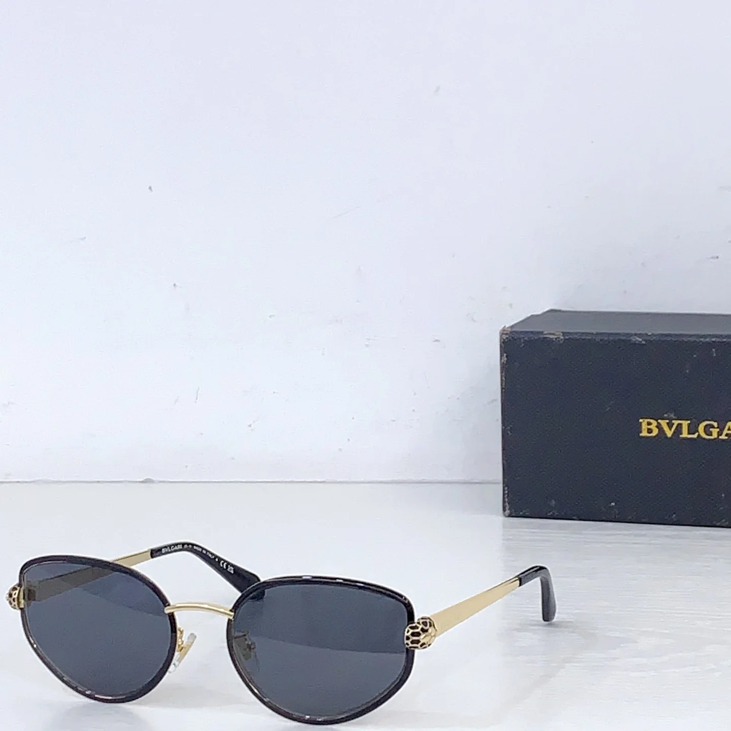 Солнцезащитные очки Bulgari модель BV 40085U размер 55-19-140