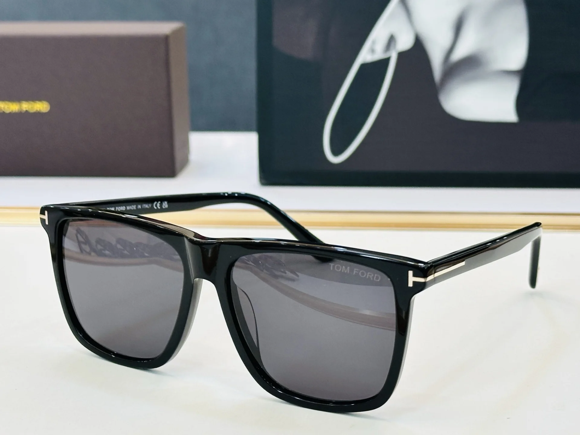 Tom Ford солнцезащитные очки модель FT0832 - изображение 1