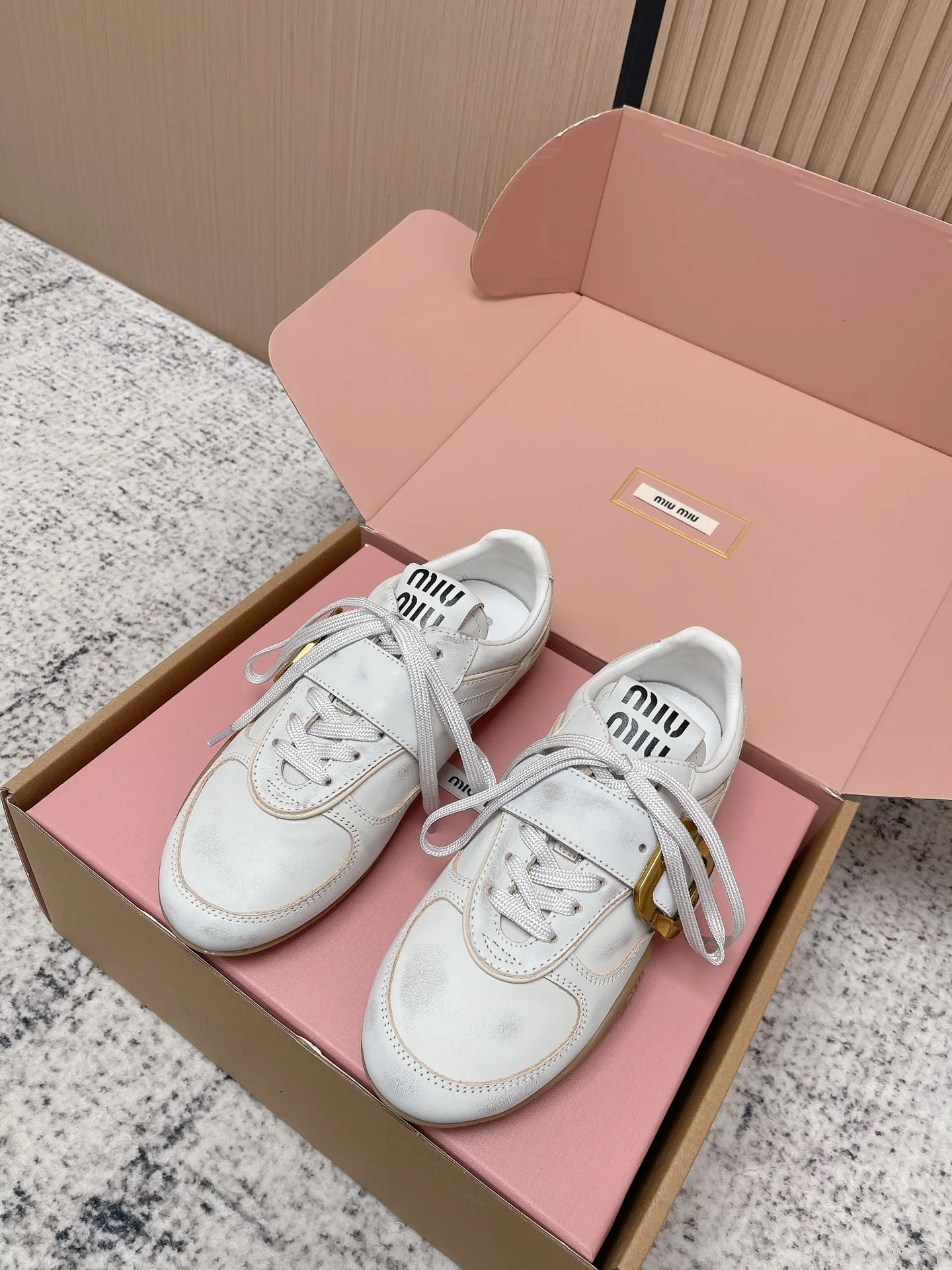 Женские кроссовки Miu Miu в стиле винтаж - изображение 1