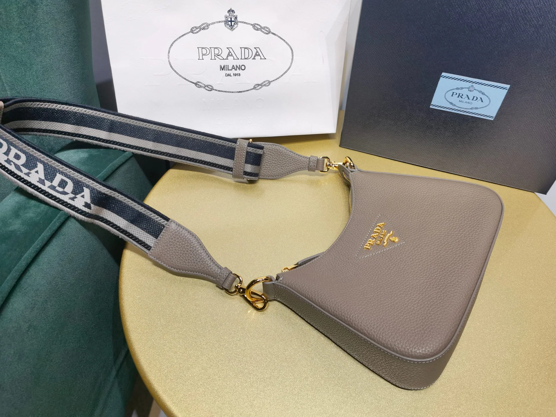 Женская кожаная сумка Prada с треугольным логотипом