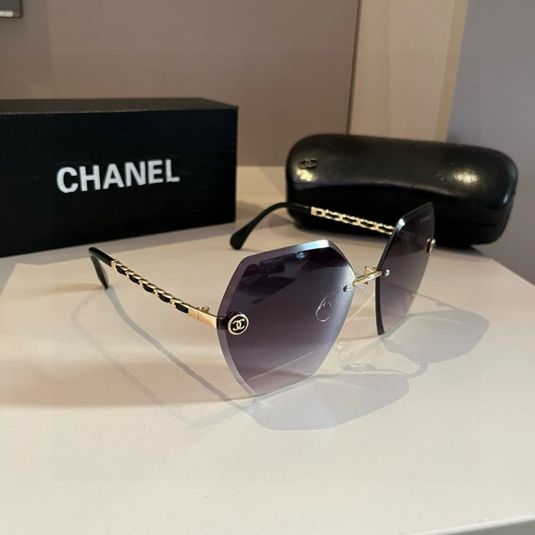 Солнцезащитные очки в стиле Chanel, черные с золотым декором