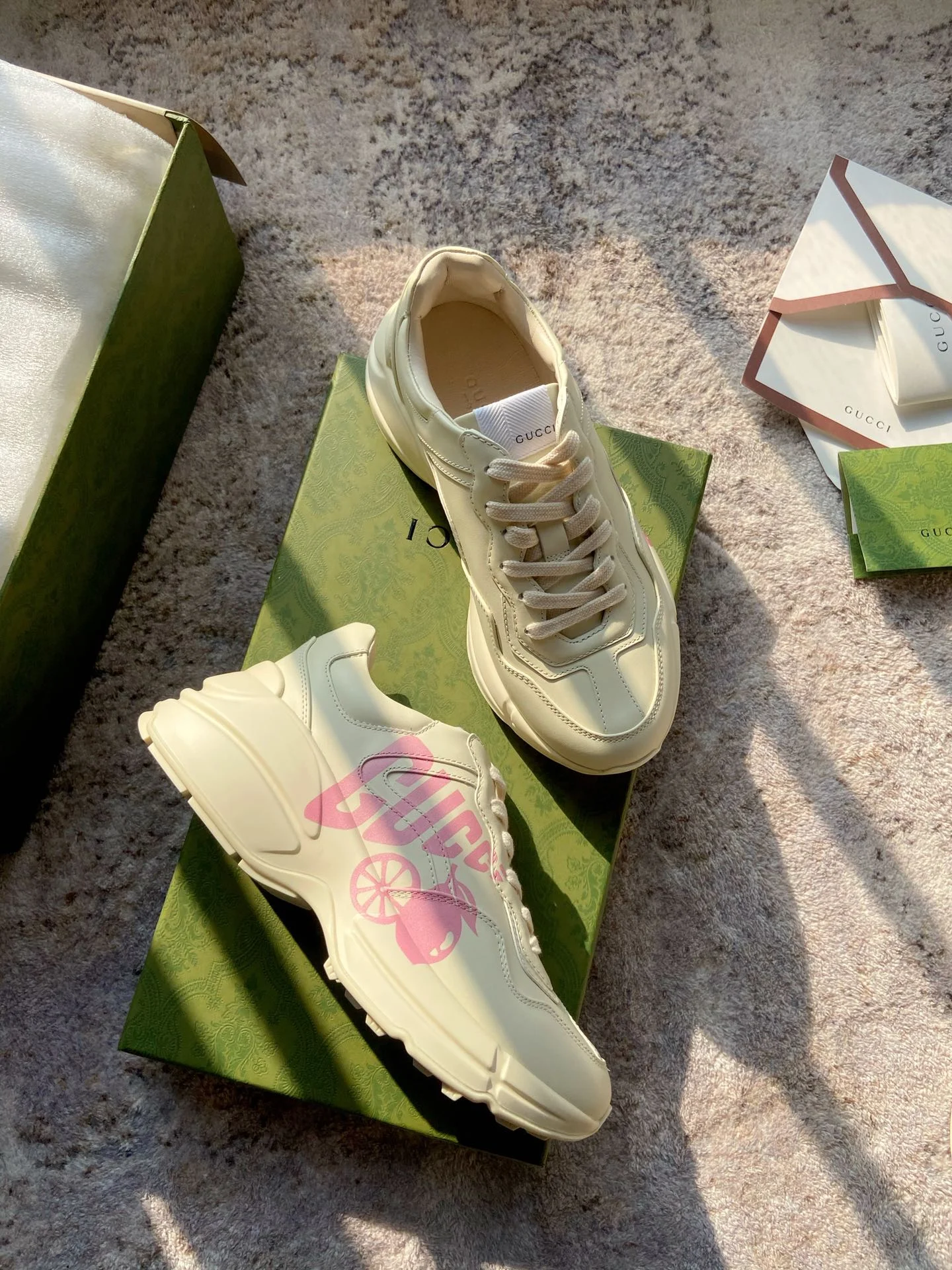 Спортивные кроссовки Gucci с логотипом