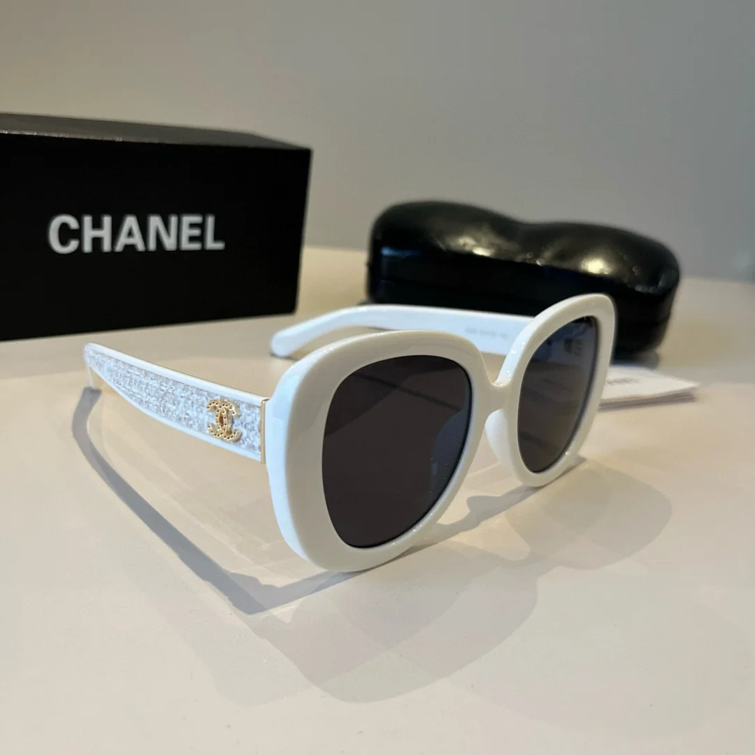Белые солнцезащитные очки Chanel - изображение 1