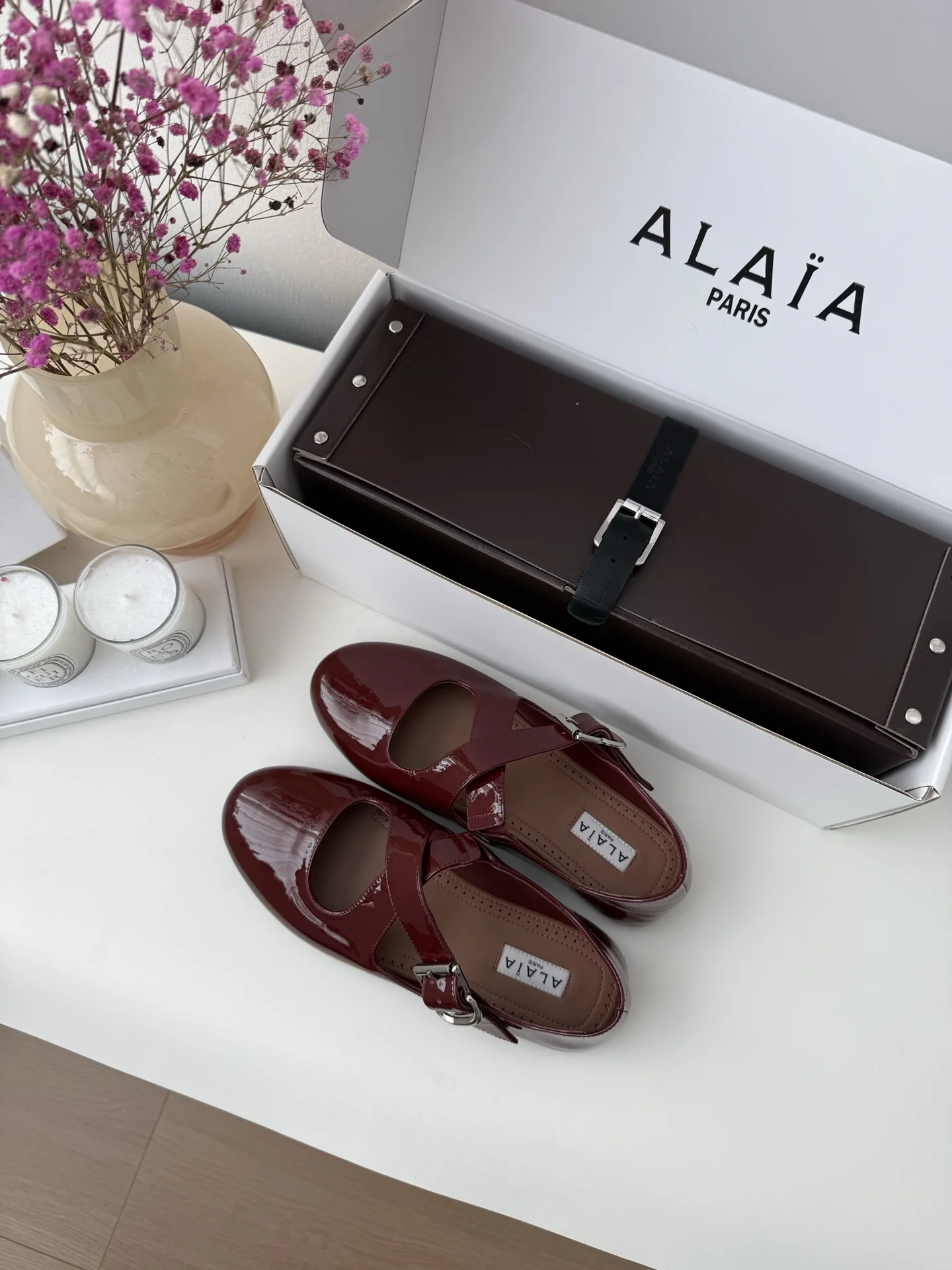 Лаковые туфли Alaïa Mary Jane с пряжкой бордовые