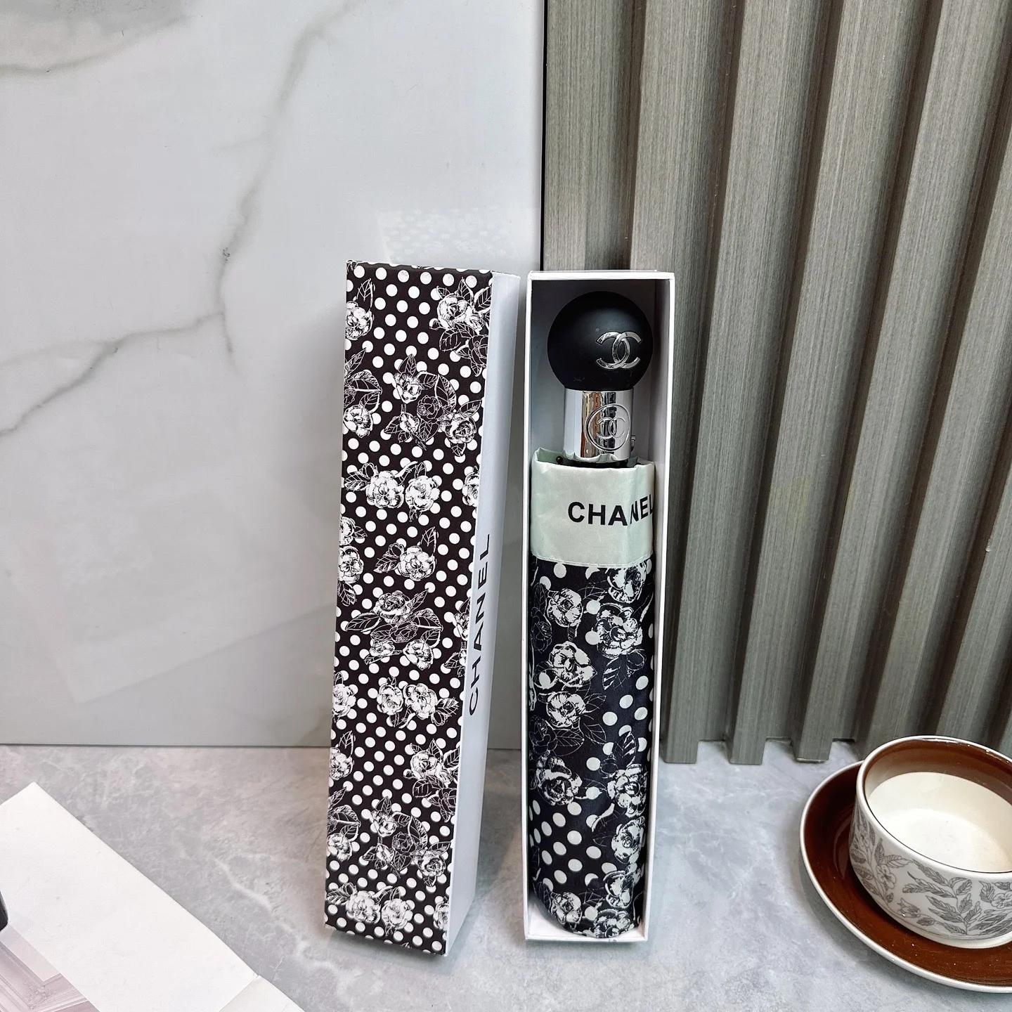 Автоматический зонт Chanel с цветочным принтом и горошком