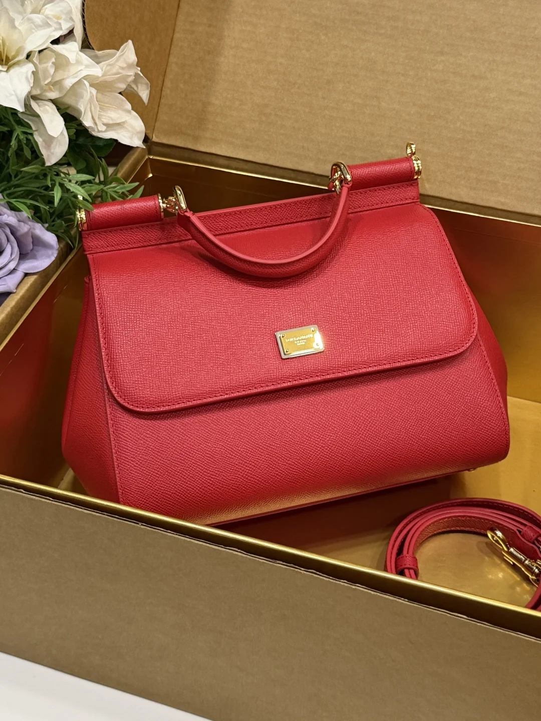 Кожаная красная сумка Dolce & Gabbana с плечевым ремнем - изображение 1