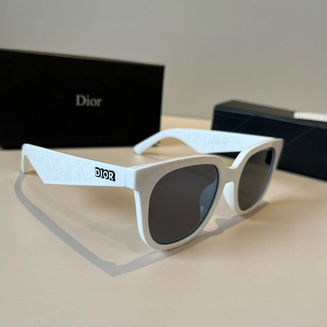 Солнцезащитные очки Dior белые с логотипом на дужках