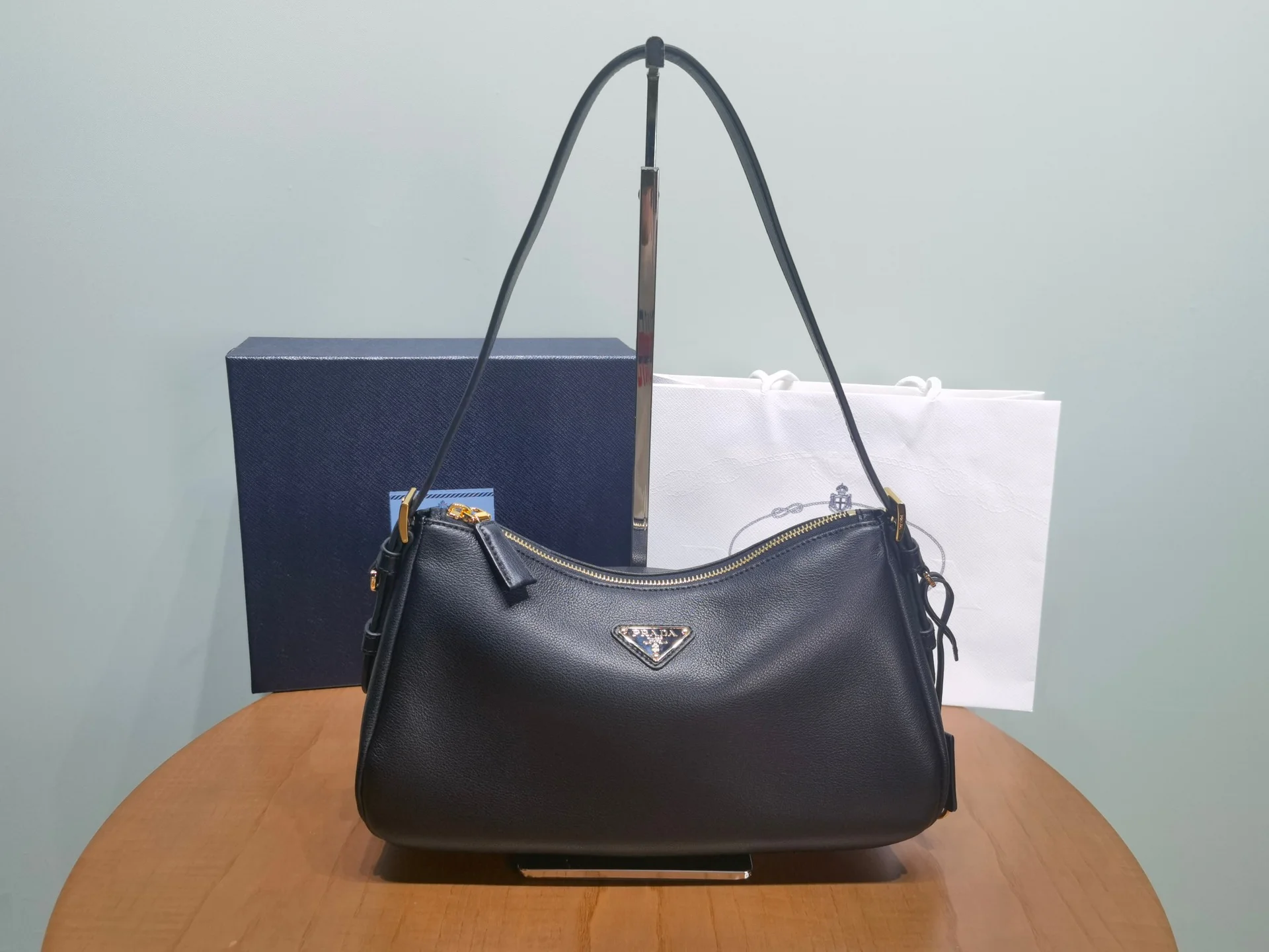 Женская сумка через плечо Prada Aimée среднего размера, гладкая кожа, минималистичный дизайн 1990-х годов, с металлическими фурнитурными деталями, вместительный отдел