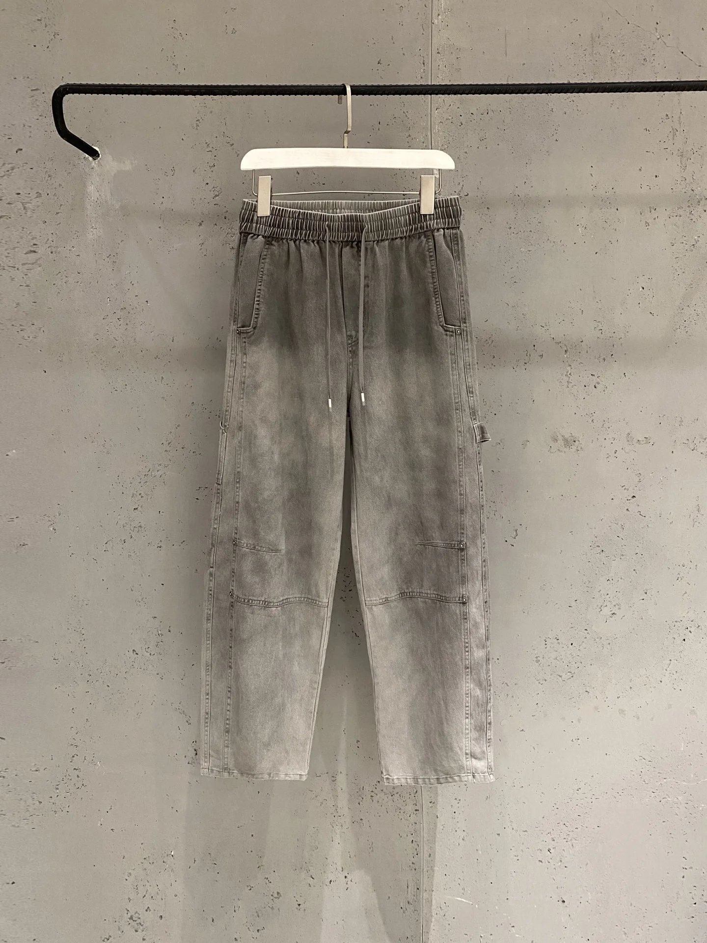 Мужские джинсы свободного кроя в стиле workwear серого цвета