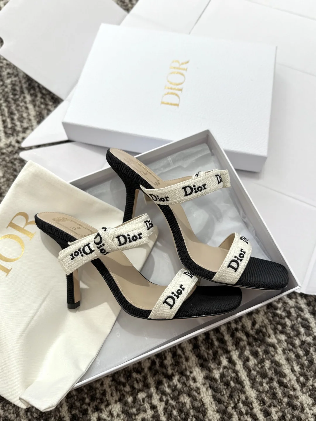 Женские босоножки Dior с логотипом