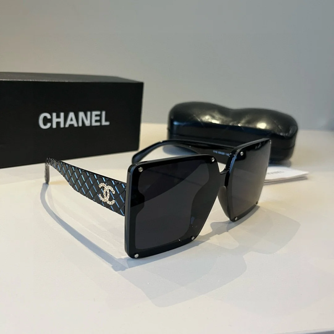 Солнцезащитные очки Chanel с квадратной оправой и декором