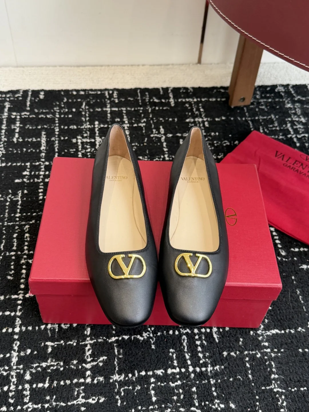 Балетки Valentino Garavani черные с золотым V-замком - изображение 1