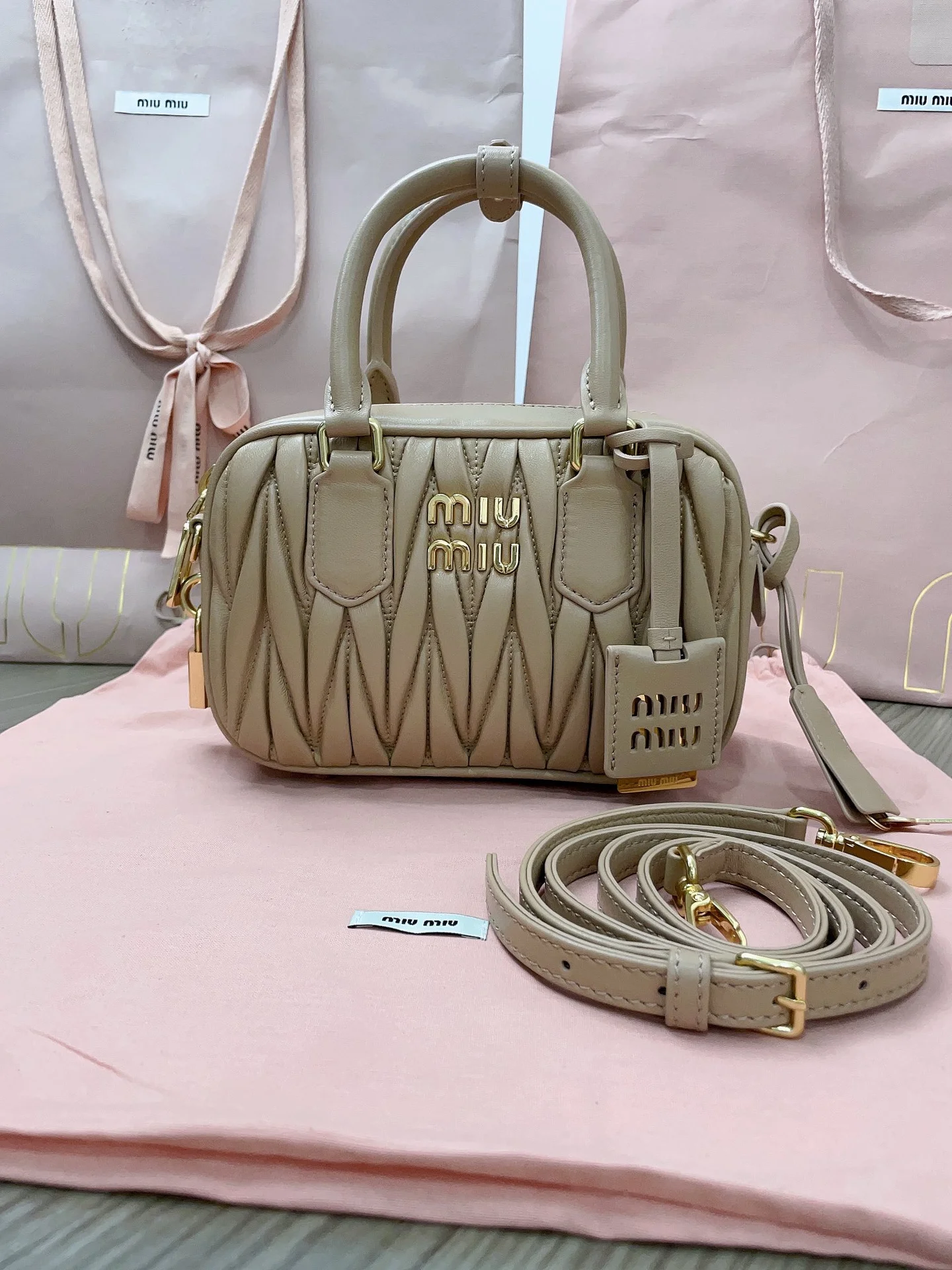 Сумка Miu Miu женская маленькая бежевая из кожи с текстурой Matelassé