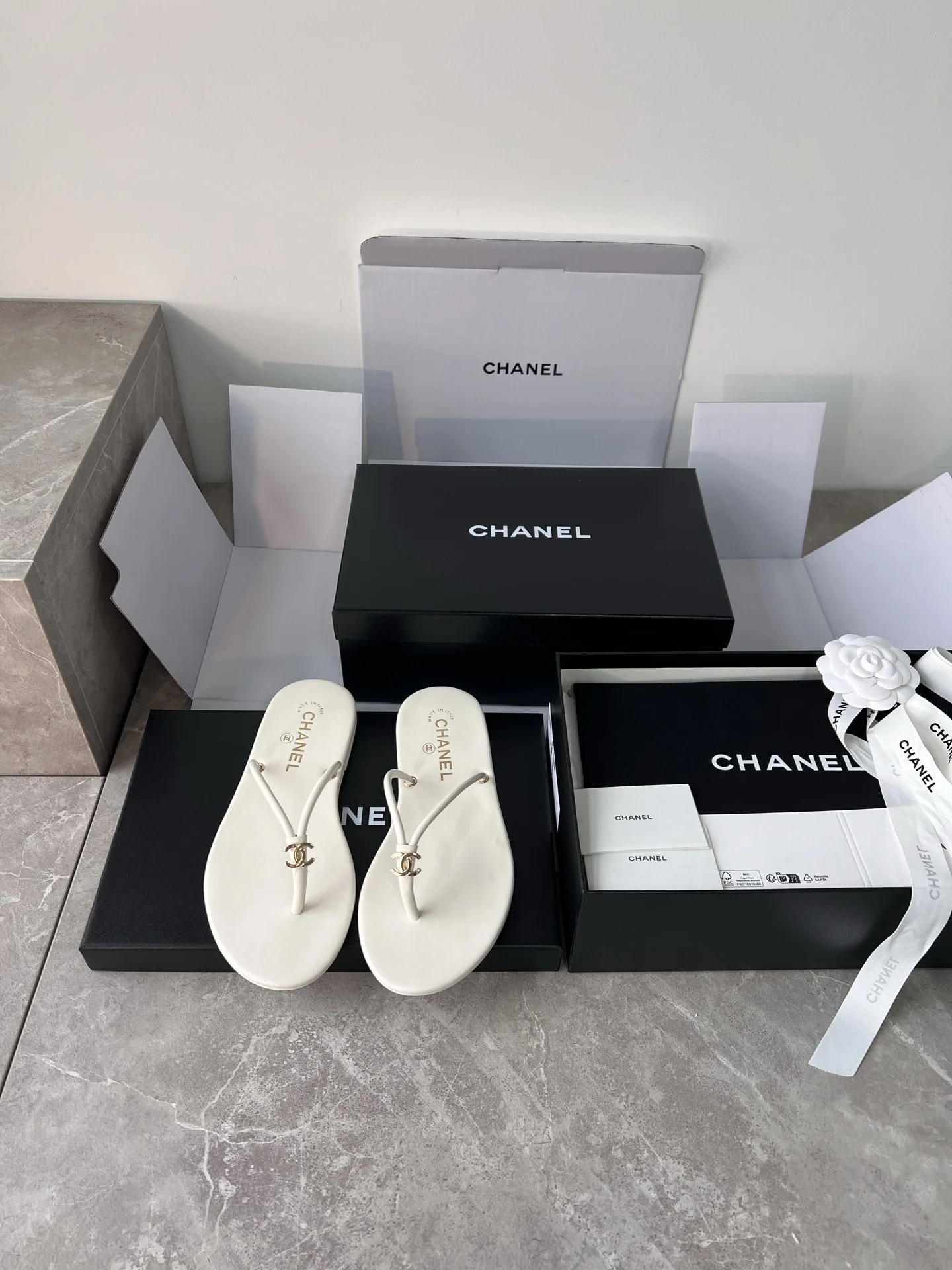 Шлепки Chanel белые кожаные - изображение 1