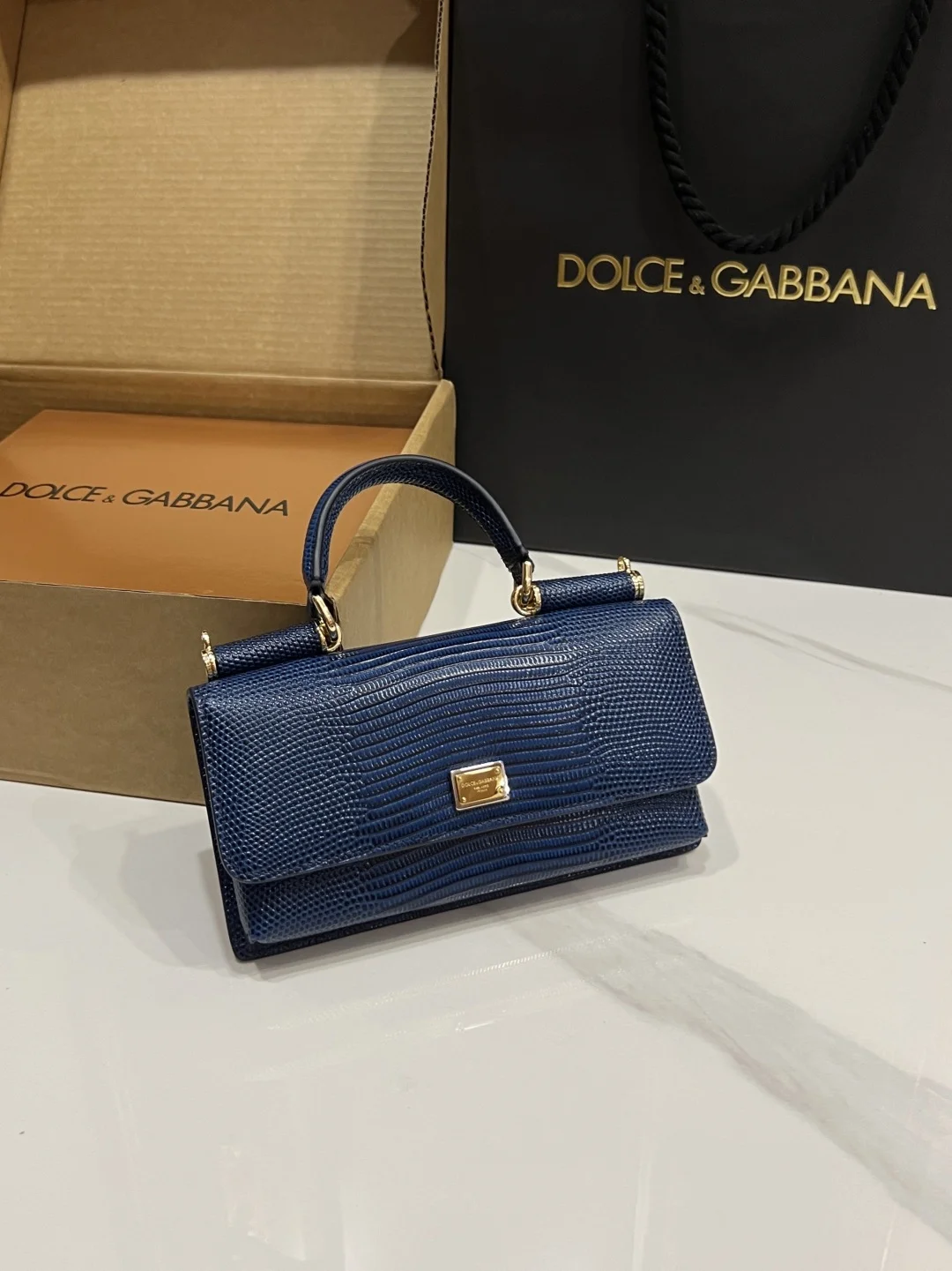 Ручная сумка Dolce & Gabbana синего цвета с фактурой змеи