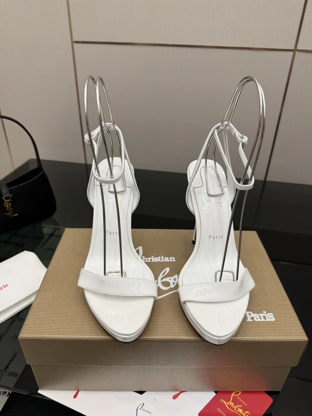 Женские белые туфли Christian Louboutin на высоком каблуке - изображение 1