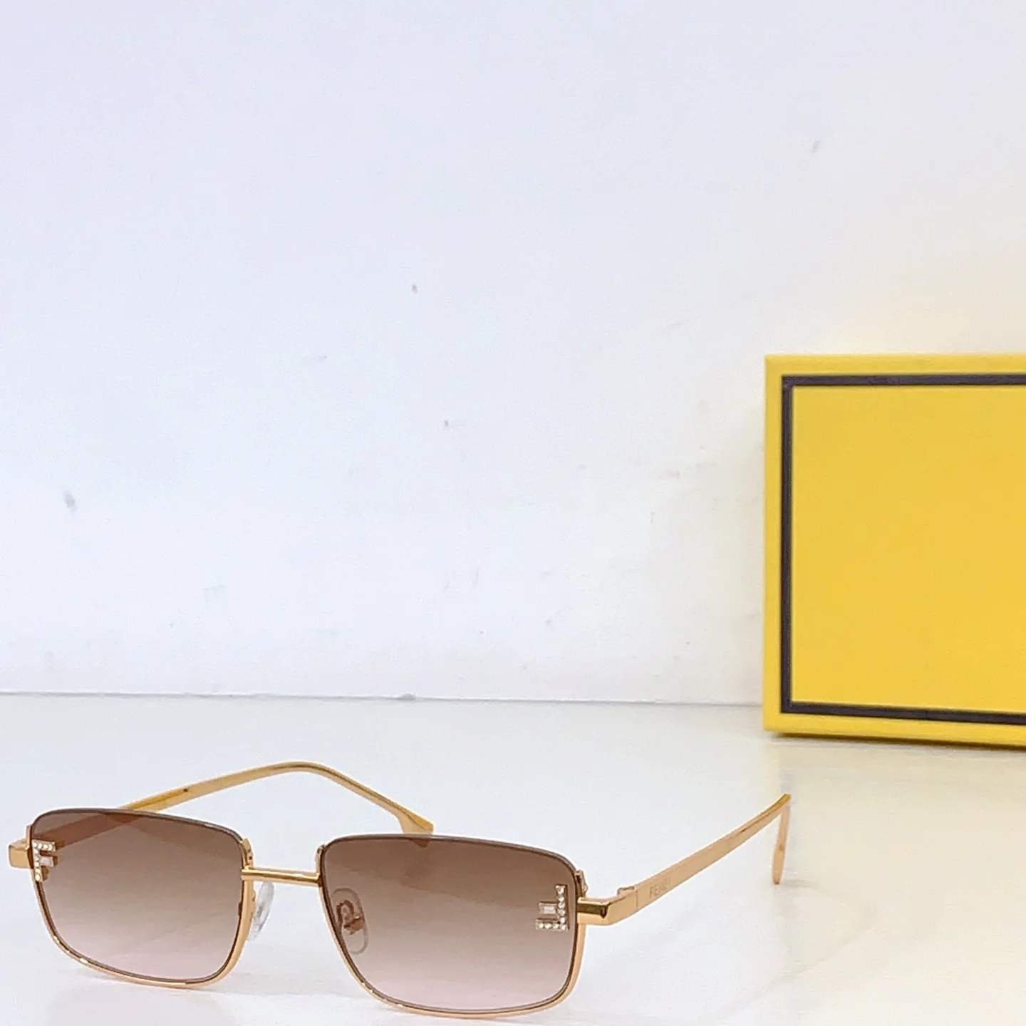 Очки солнцезащитные Fendi FE 4105 золотые - изображение 1