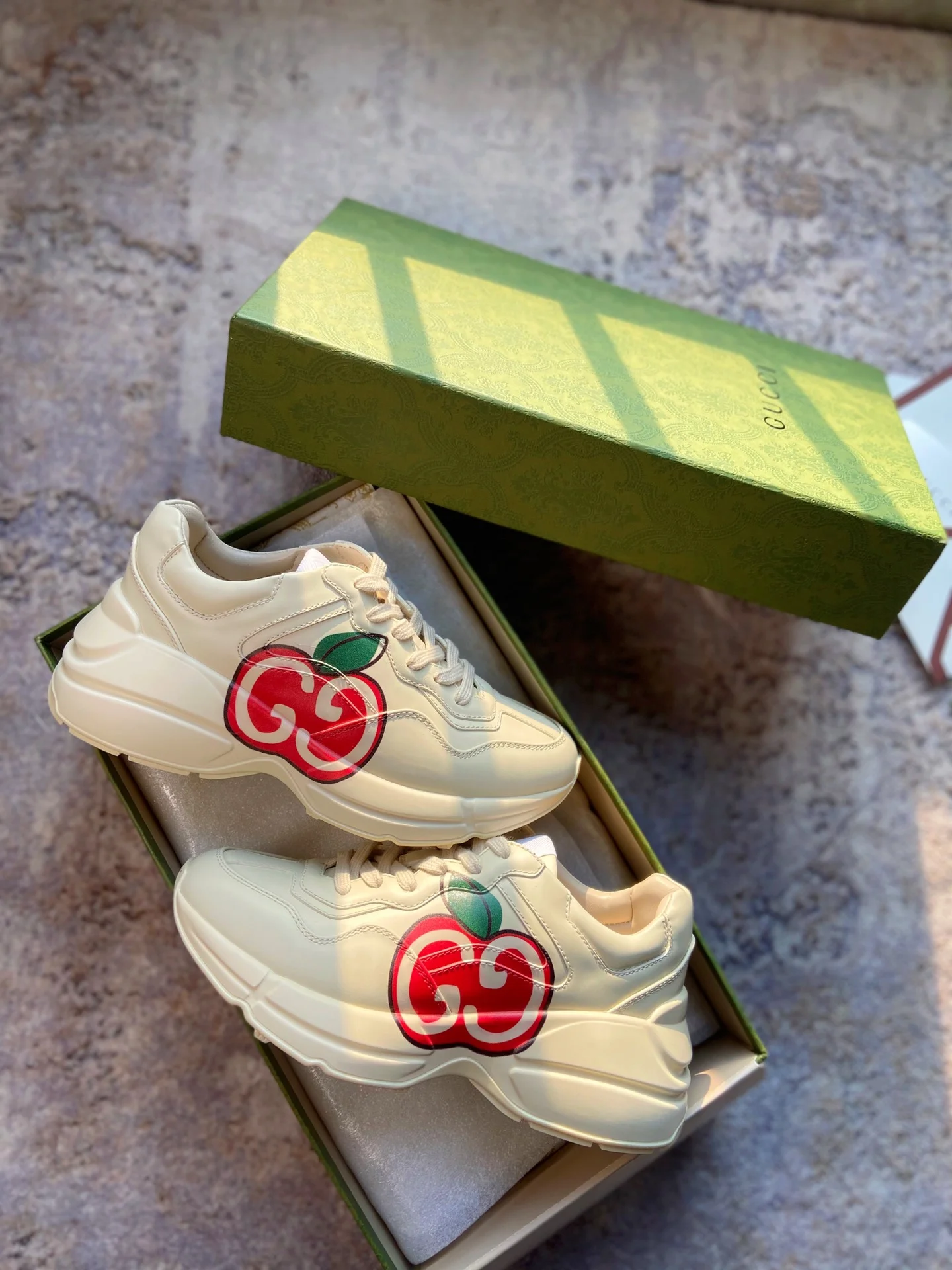 Женские белые кроссовки с логотипом Gucci в виде яблока