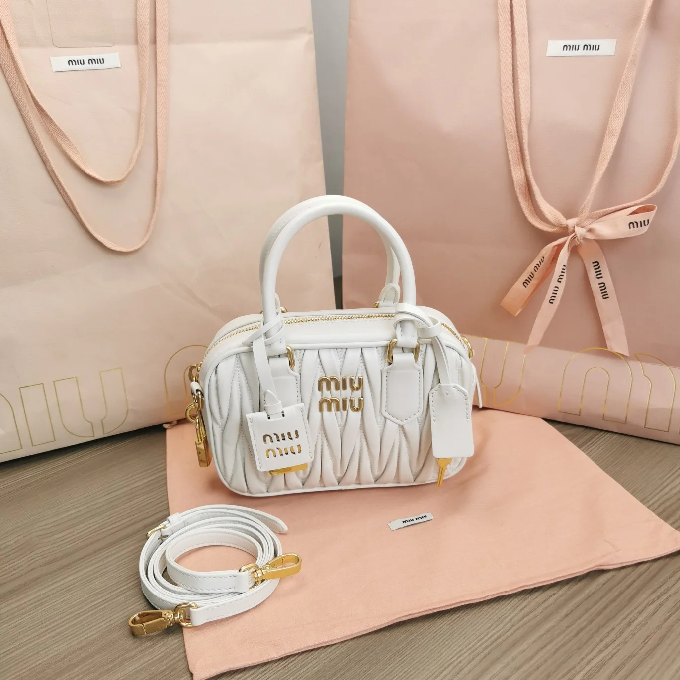 Сумка Miu Miu белая с ручками - изображение 1