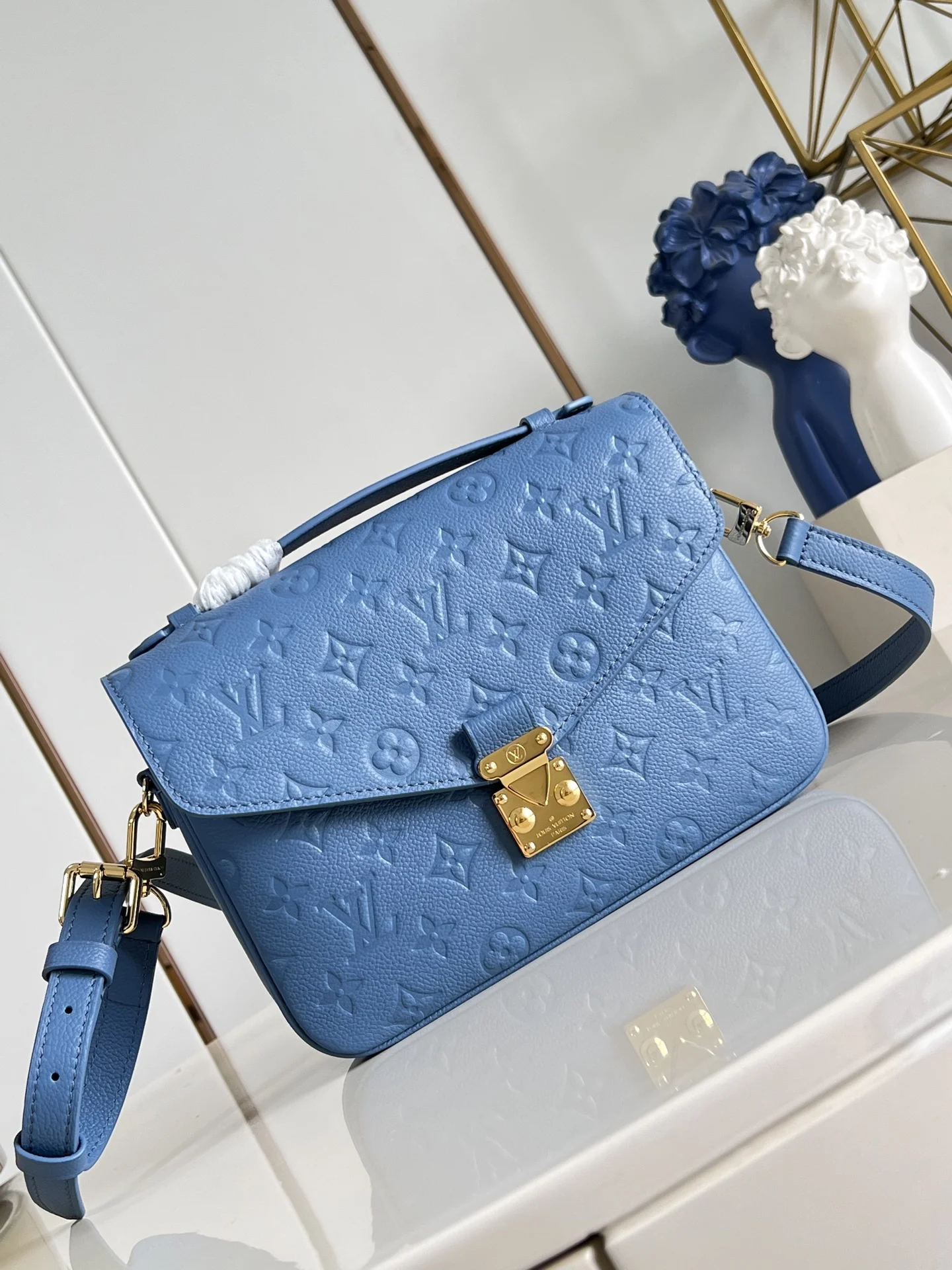 Сумка Pochette Métis Monogram Empreinte голубая - изображение 1
