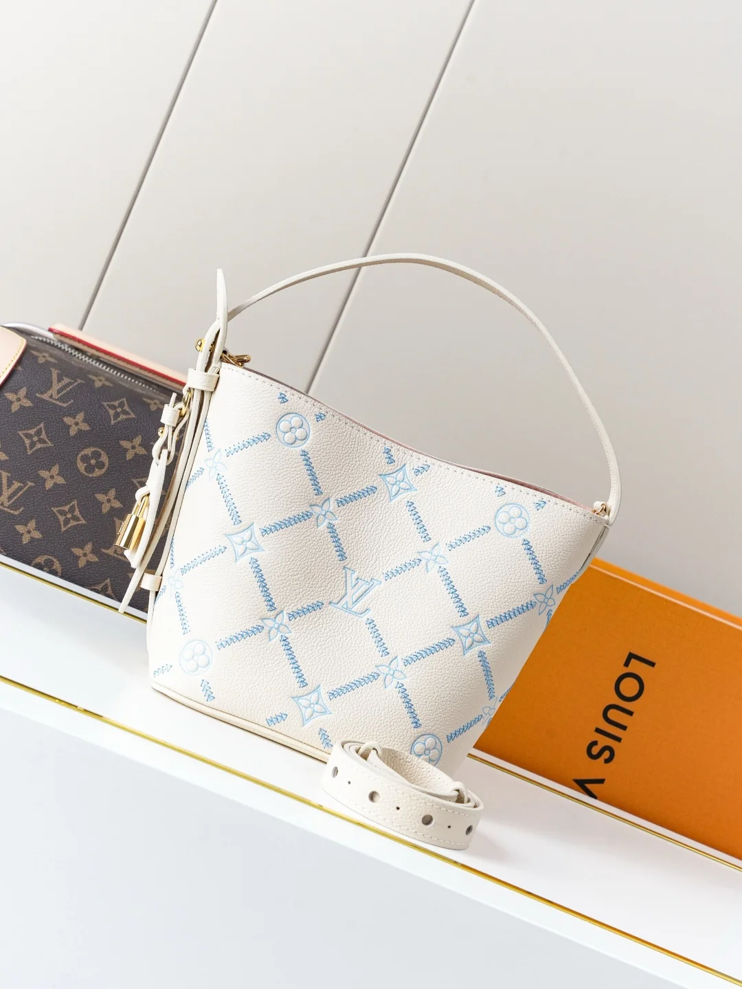 Сумка Louis Vuitton из натуральной кожи с монограммой и замком