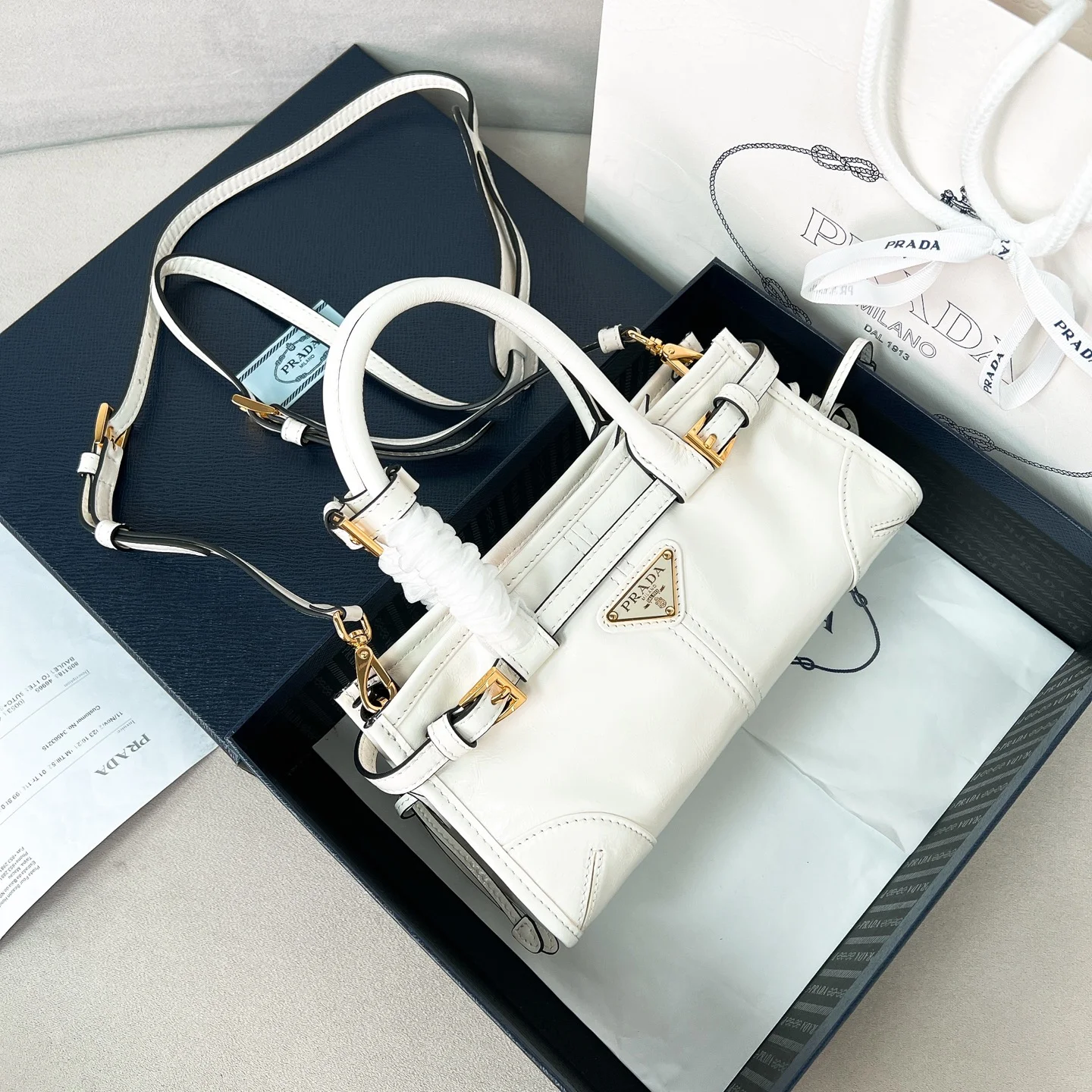 Ручная сумка Prada LuxSoft Bonnie Mini белого цвета - изображение 1
