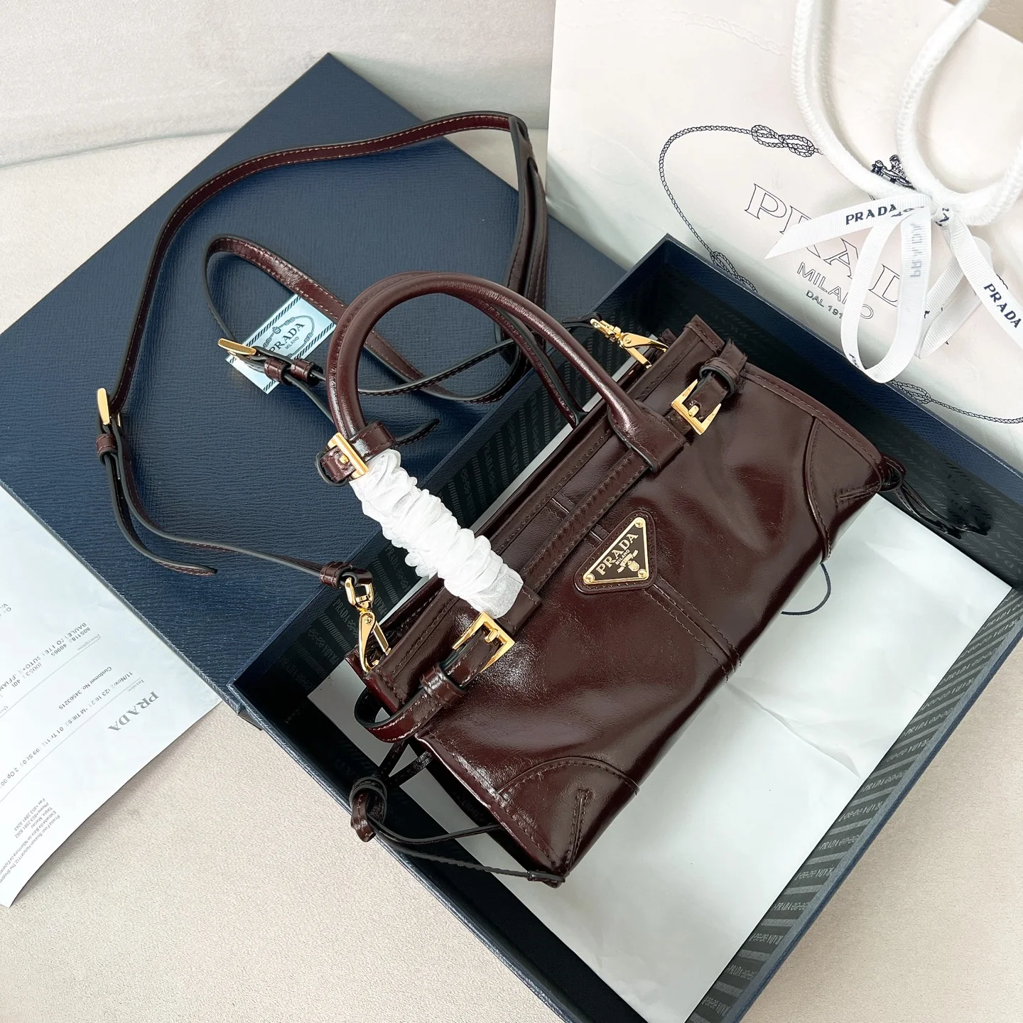 Сумка Prada Bonnie LuxSoft мини с плечевым ремнём - изображение 1
